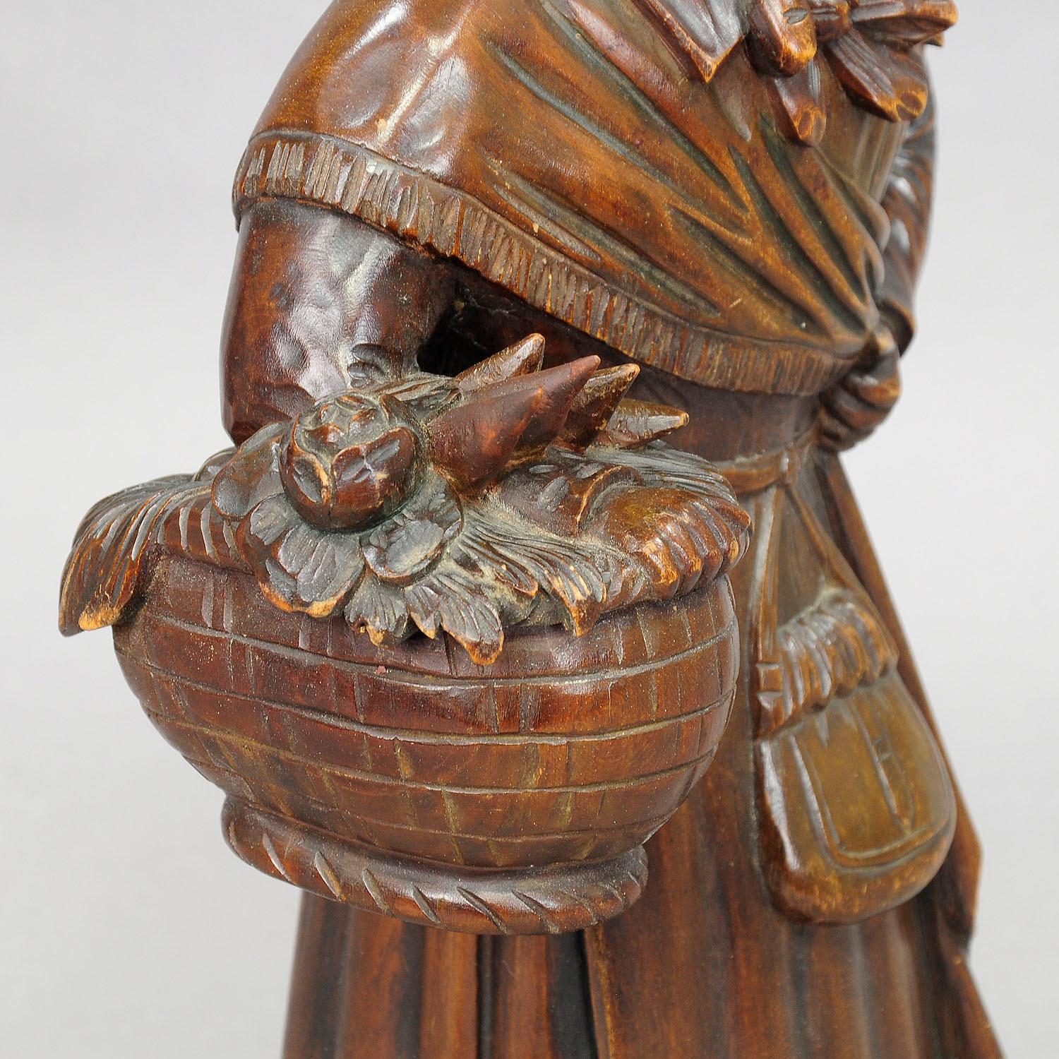 Sculpté à la main Sculpture ancienne en bois sculptée d'une paysanne folklorique en vente