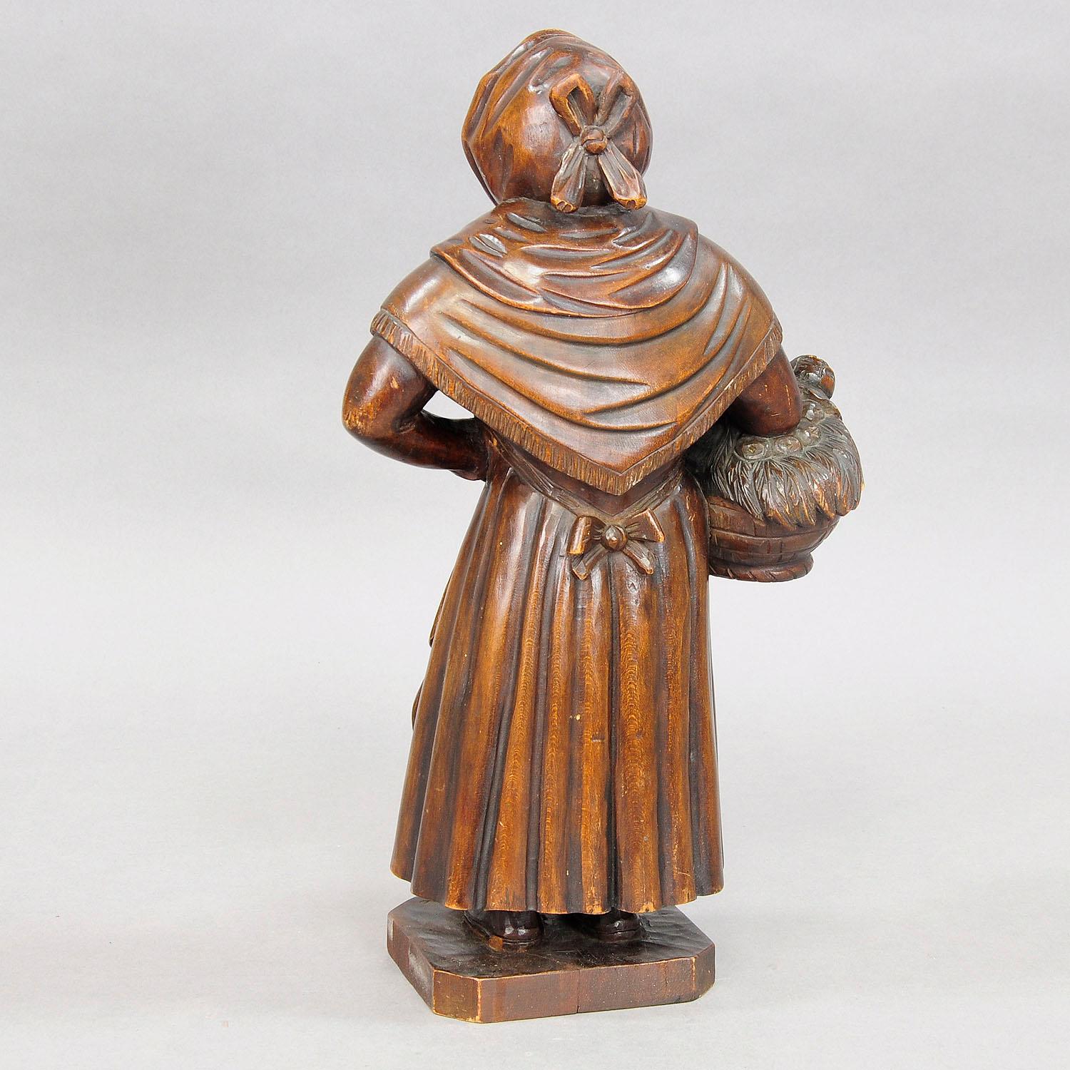Antique Wooden Carved Sculpture of a Folksy Countrywoman In Good Condition For Sale In Berghuelen, DE