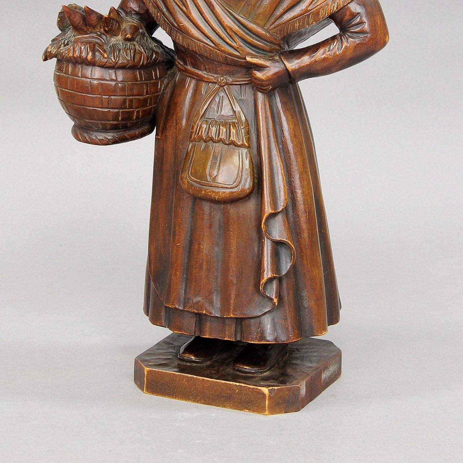20ième siècle Sculpture ancienne en bois sculptée d'une paysanne folklorique en vente