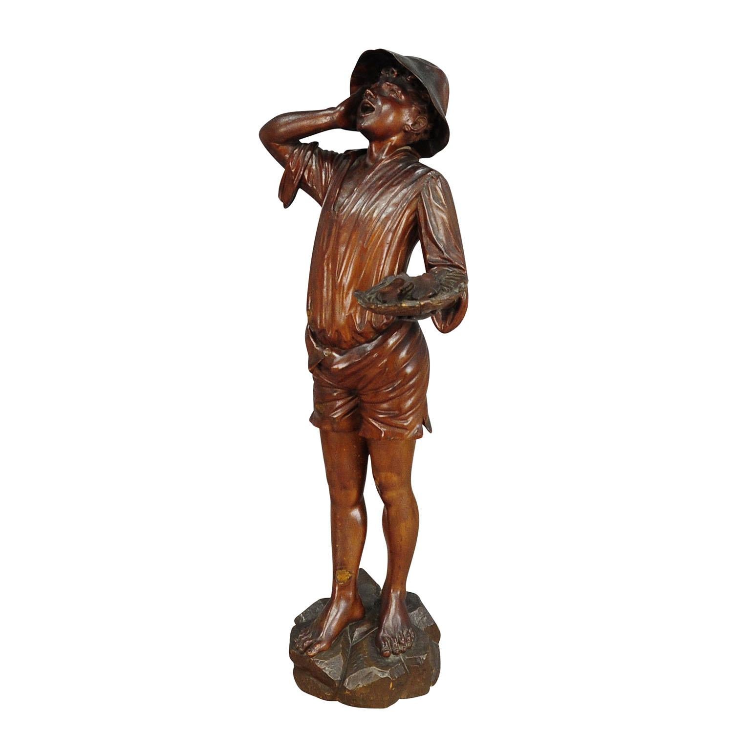 Statue ancienne en bois sculpté d'un jeune pêcheur

Grande statue antique en bois sculpté représentant un pêcheur présentant son butin. Fabriqué en Italie, vers 1880. Le bord du chapeau est restauré.

La tradition de la sculpture sur bois, qui