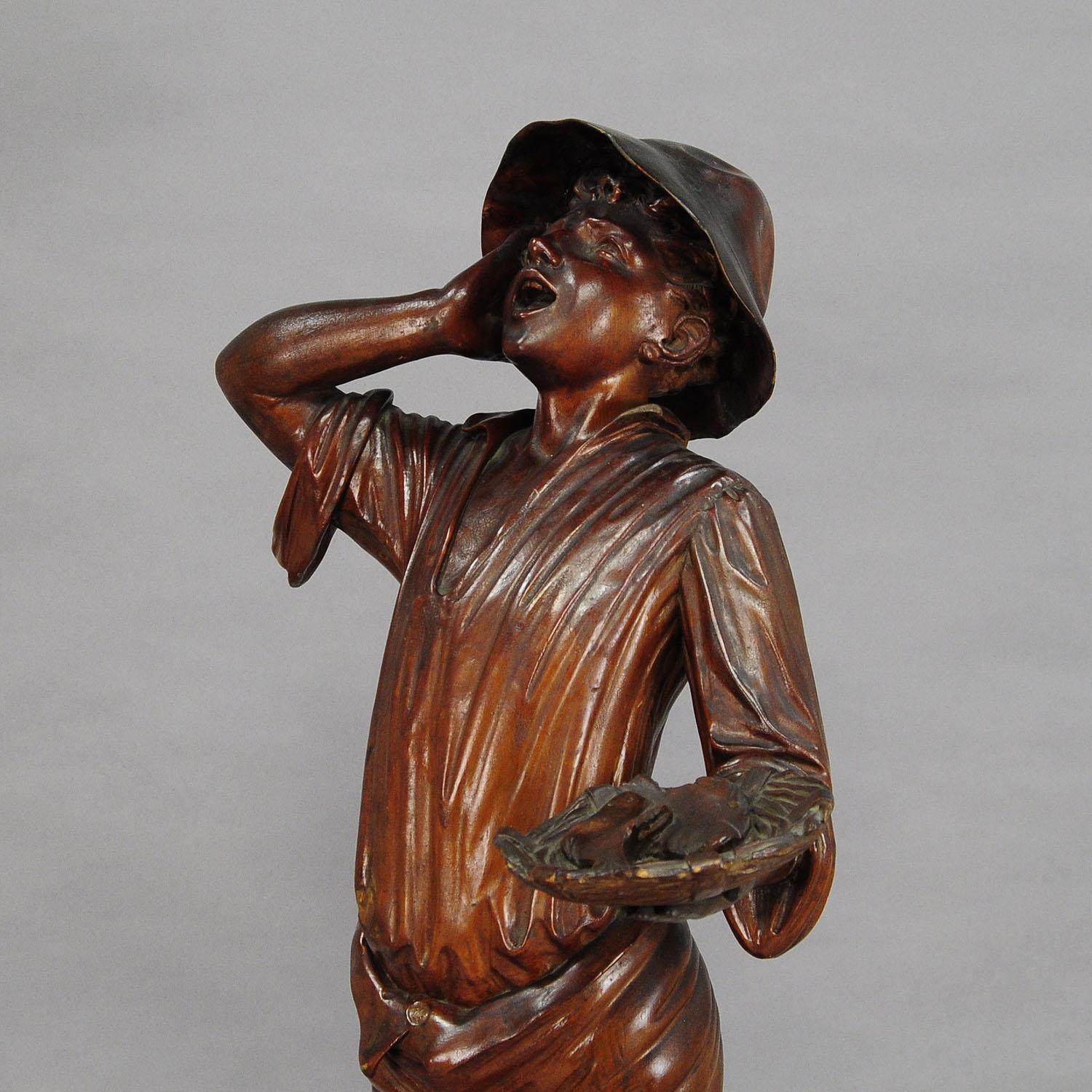 Victorien Statue ancienne en bois sculpté d'un jeune pêcheur en vente