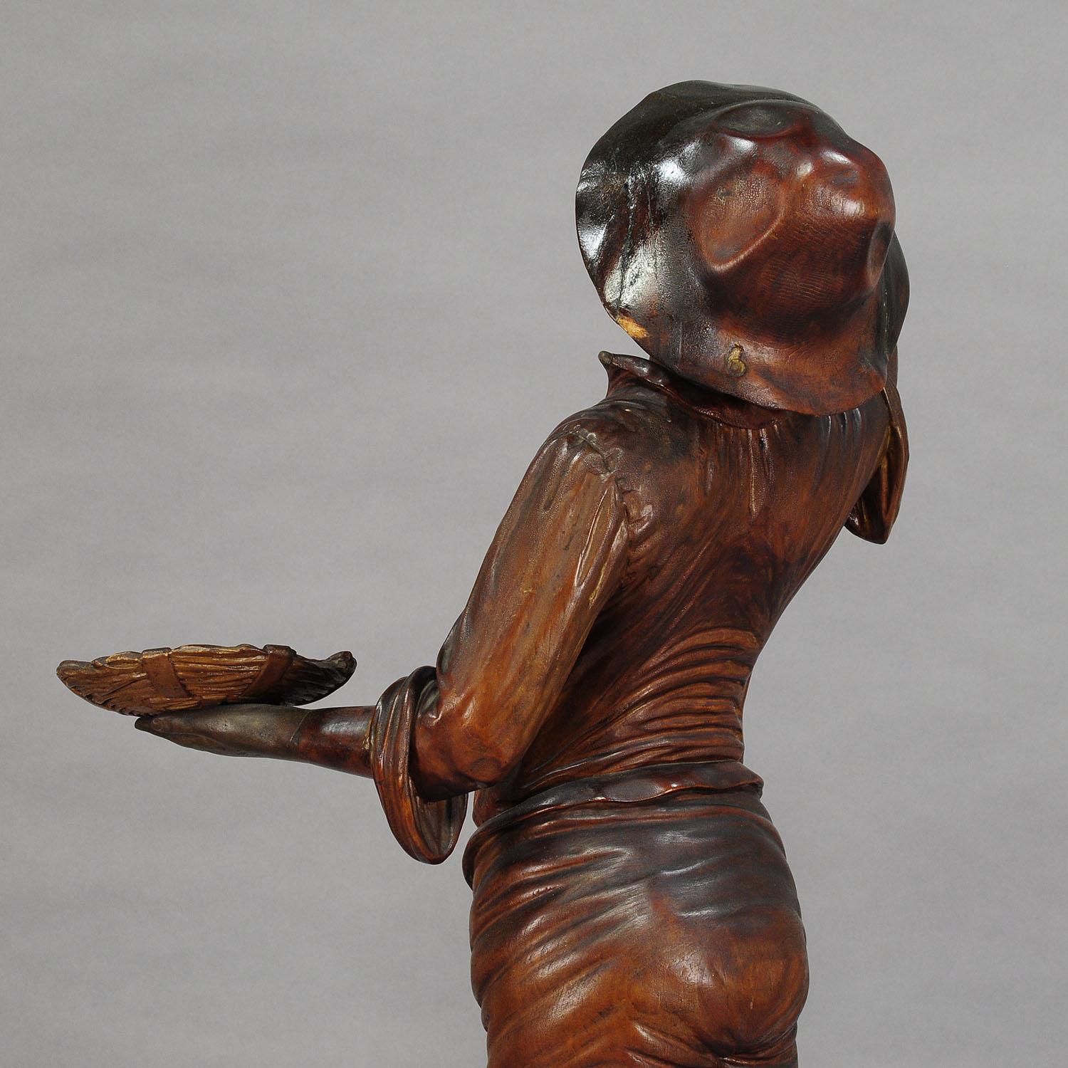 Statue ancienne en bois sculpté d'un jeune pêcheur en vente 1