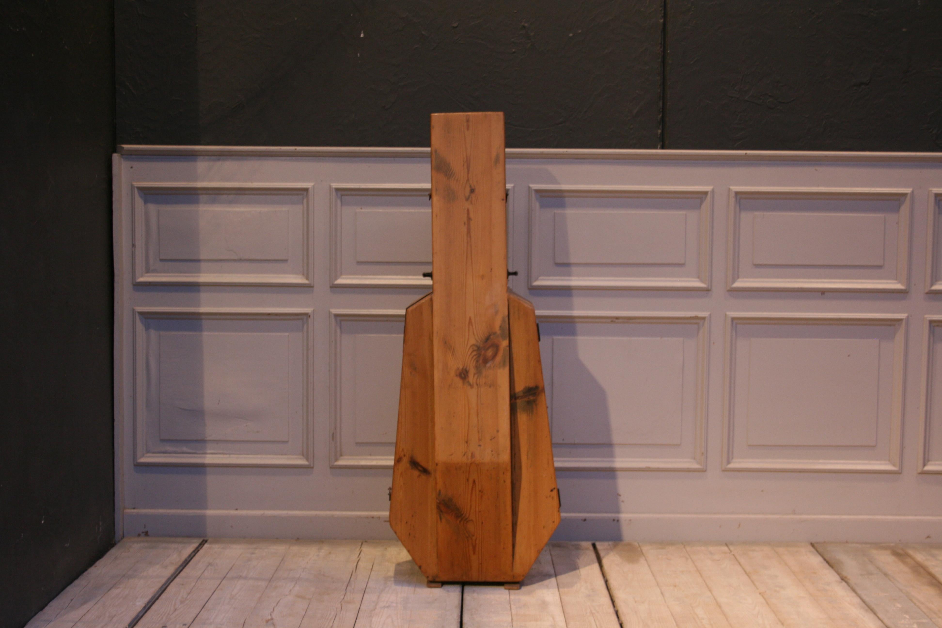 Original old pine wood cello case from the beginning of the 20th century.

Dimensions: 134 cm high, 50 cm wide, 35 cm deep.