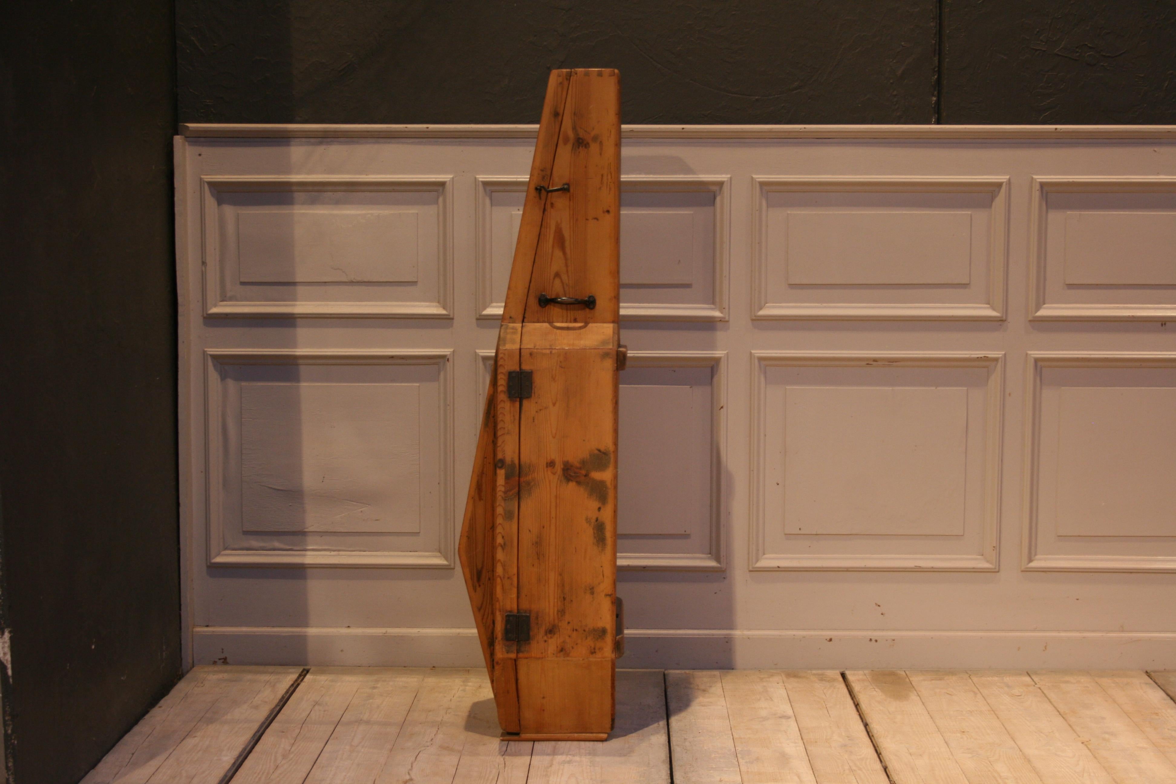 Antique Wooden Cello Case, Germany, circa 1910 In Good Condition In Dusseldorf, DE