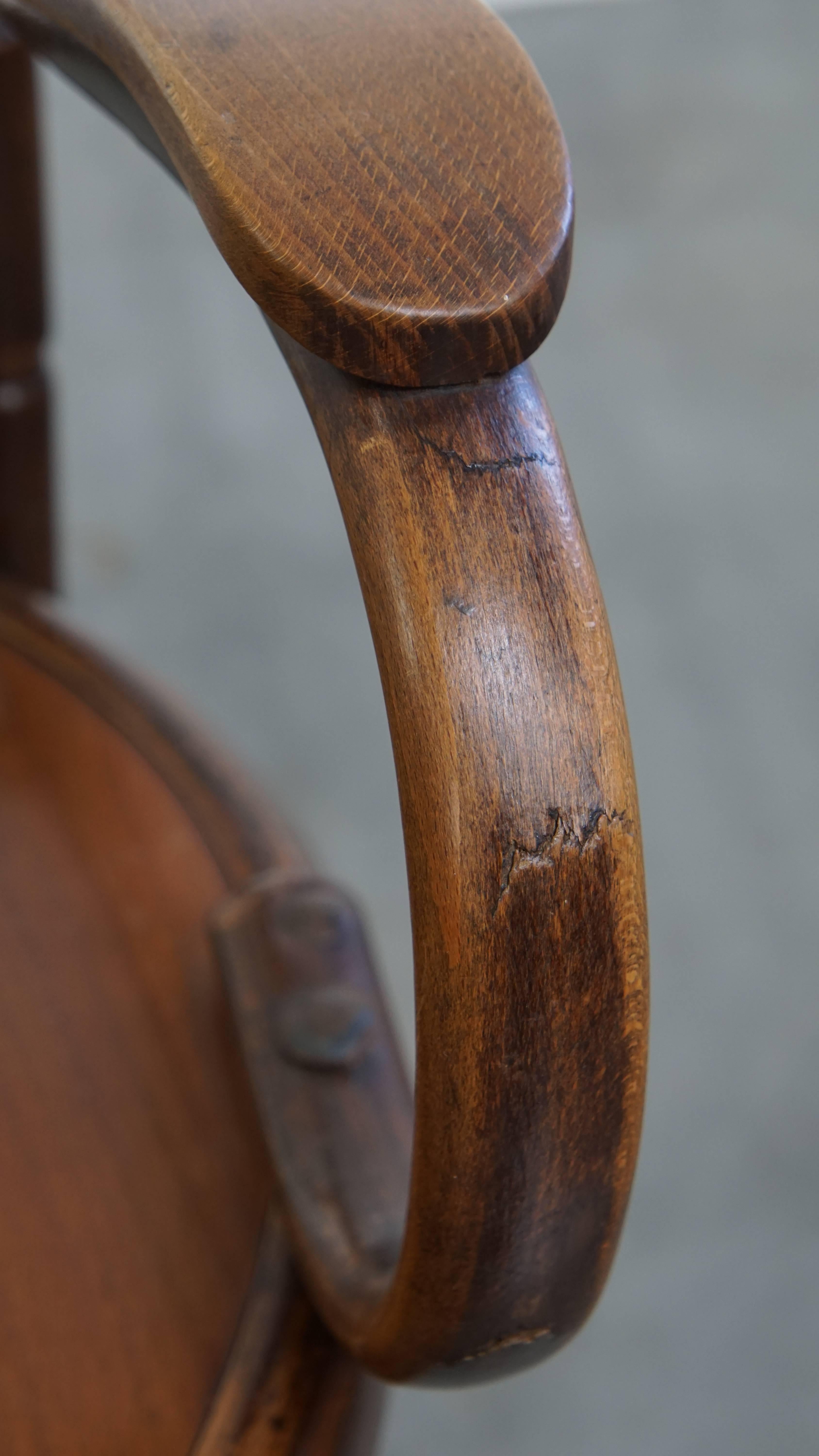 Chaise ancienne en bois avec accoudoirs en vente 4