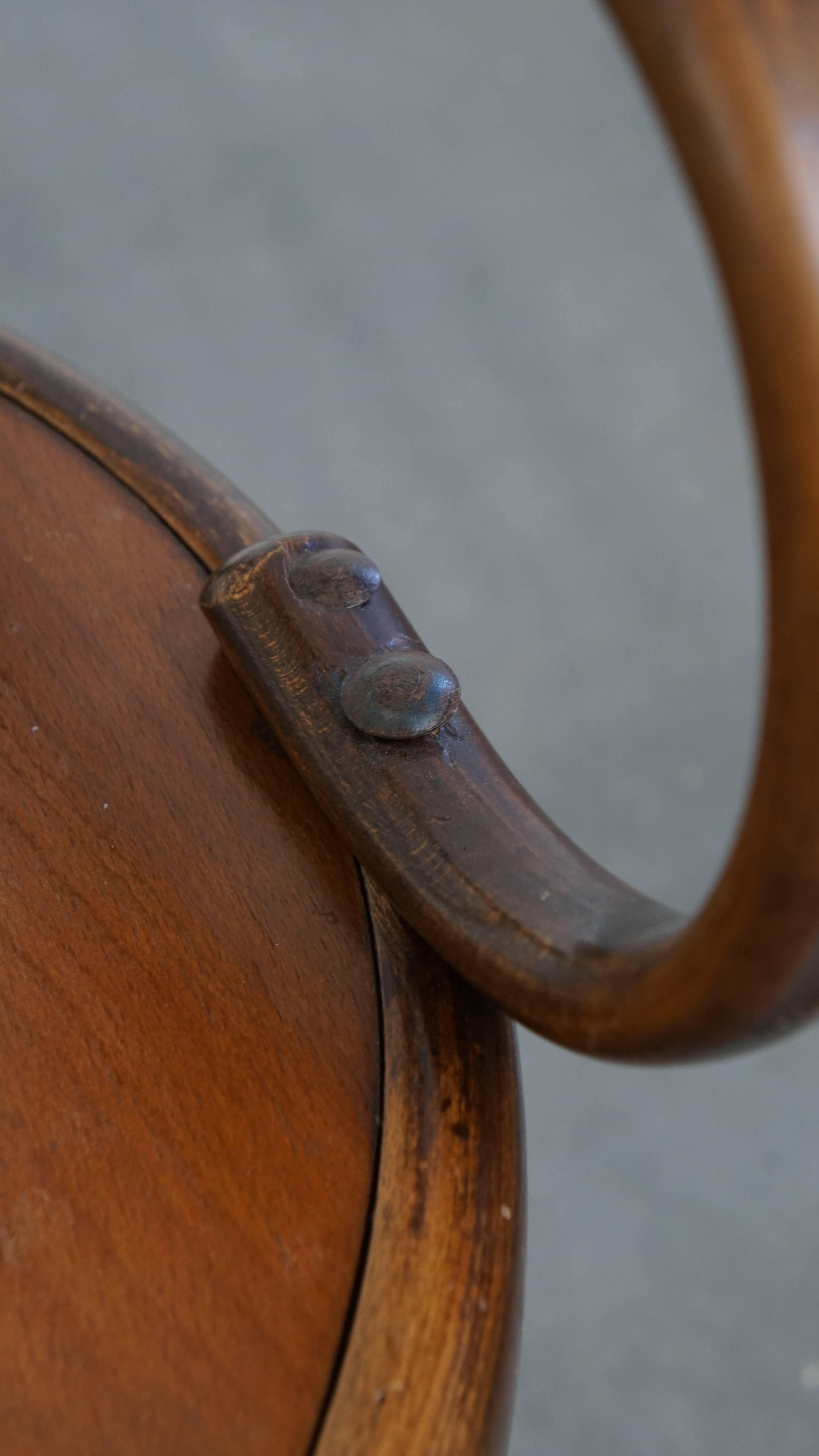 Chaise ancienne en bois avec accoudoirs en vente 5