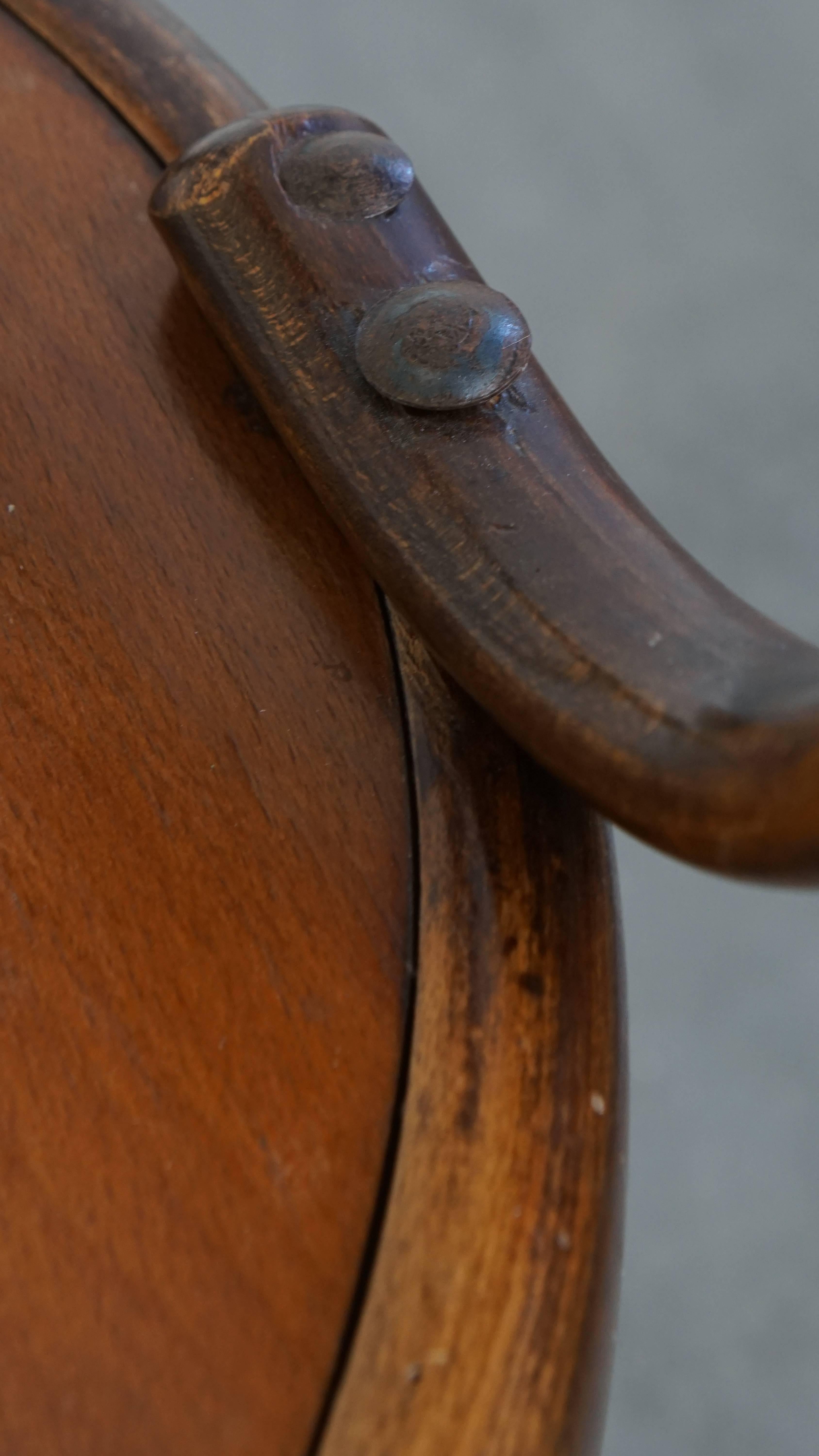 Chaise ancienne en bois avec accoudoirs en vente 6