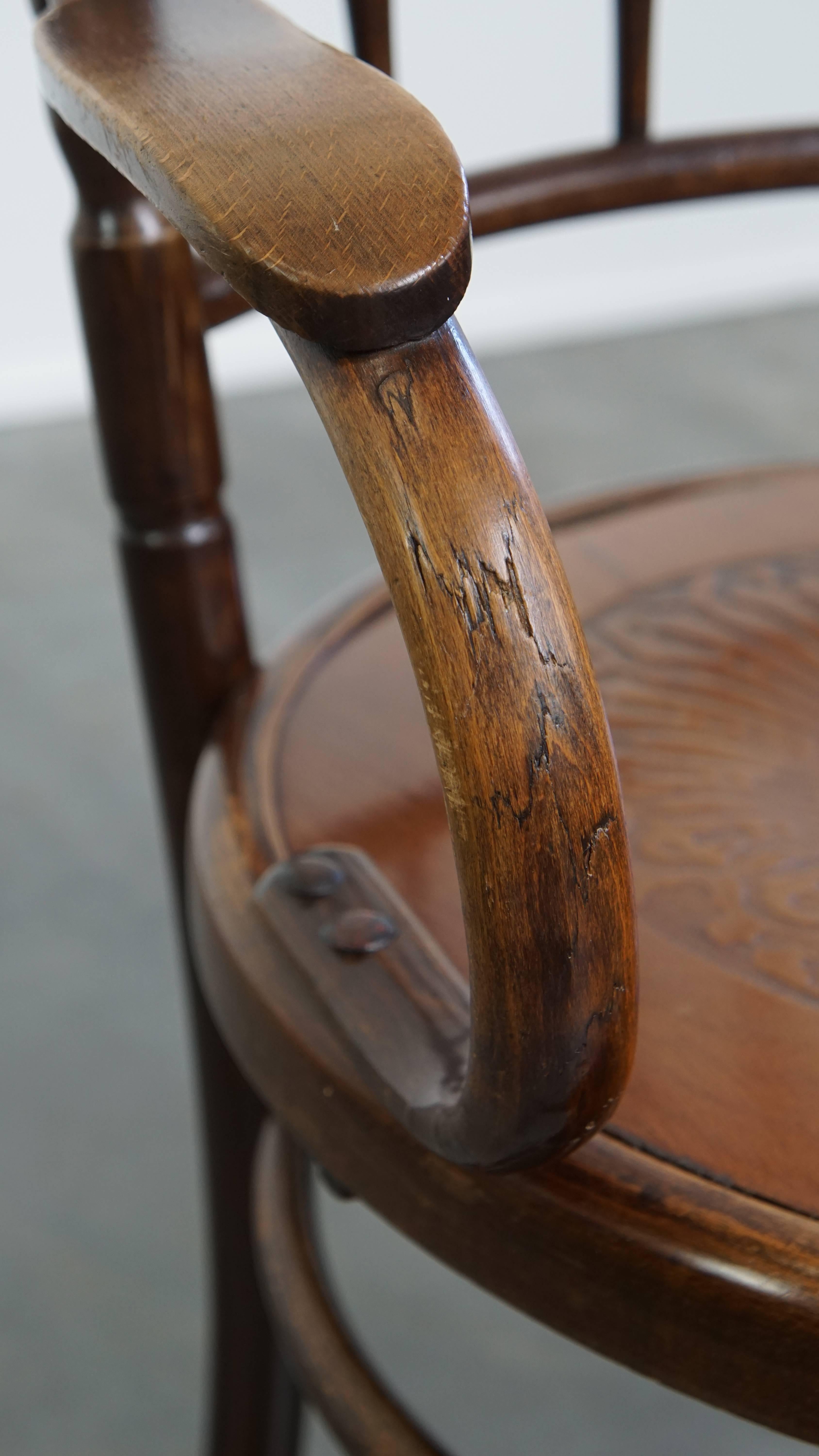 Chaise ancienne en bois avec accoudoirs en vente 7