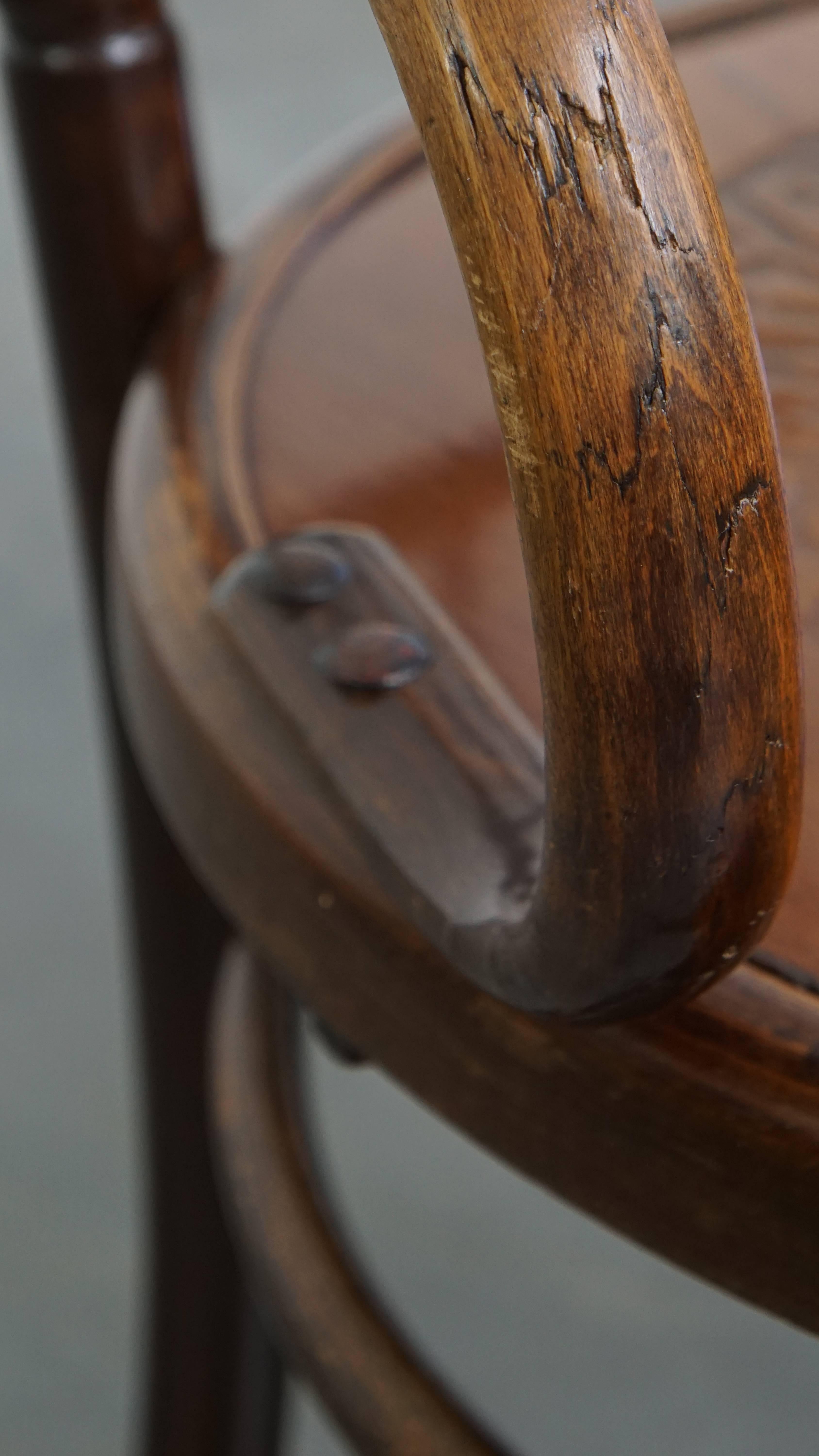 Chaise ancienne en bois avec accoudoirs en vente 8