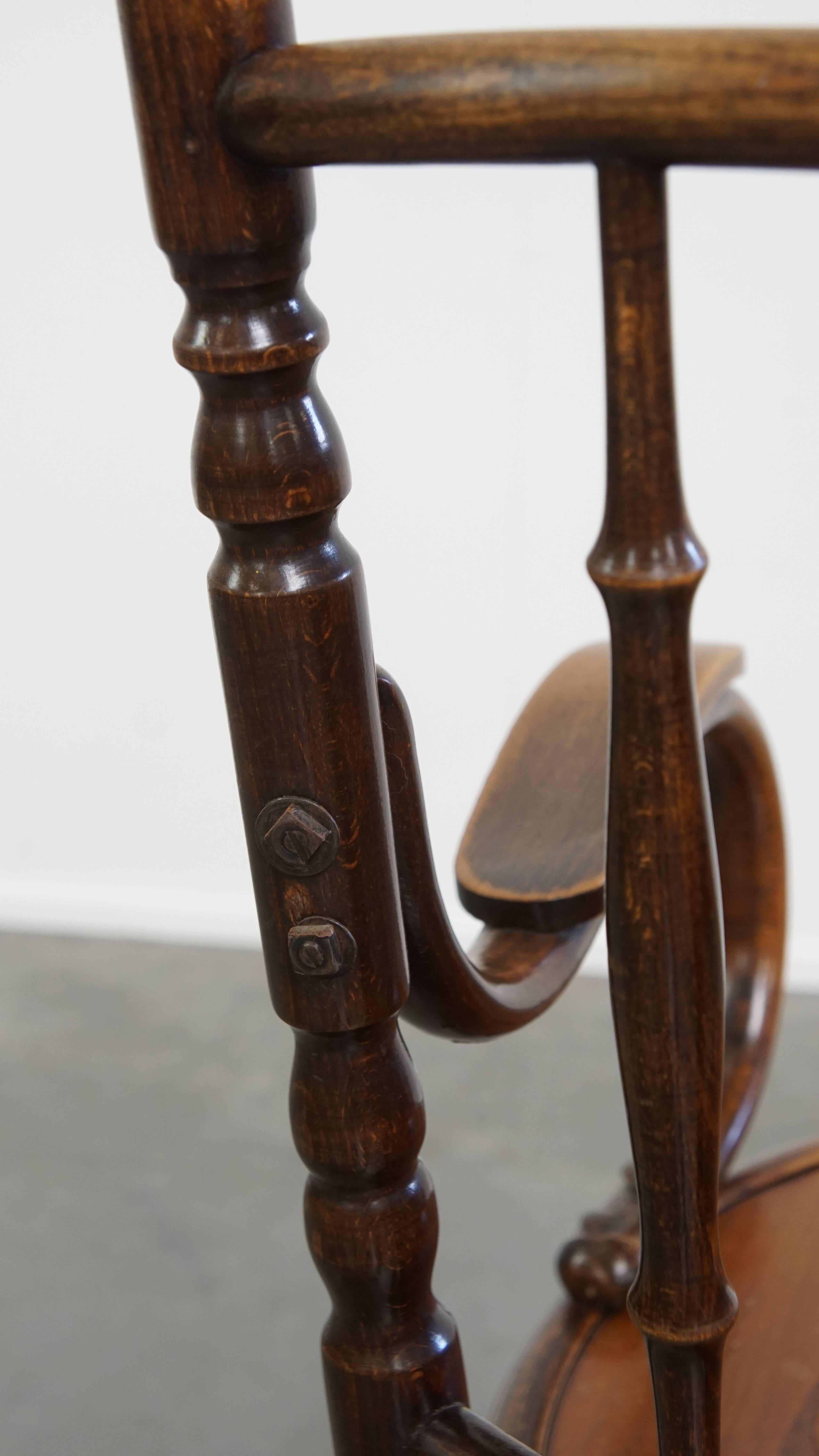 Chaise ancienne en bois avec accoudoirs en vente 9