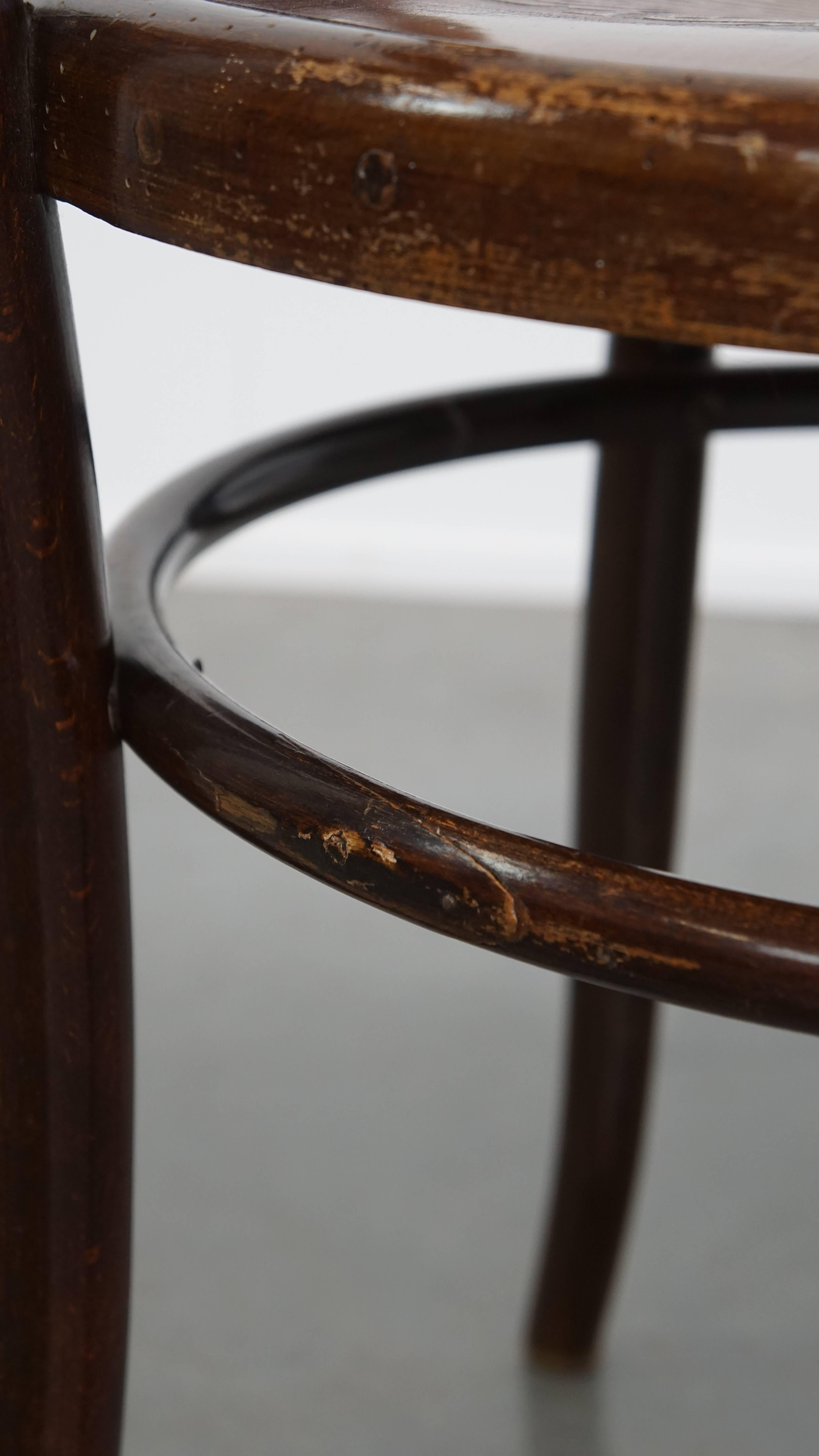 Chaise ancienne en bois avec accoudoirs en vente 10