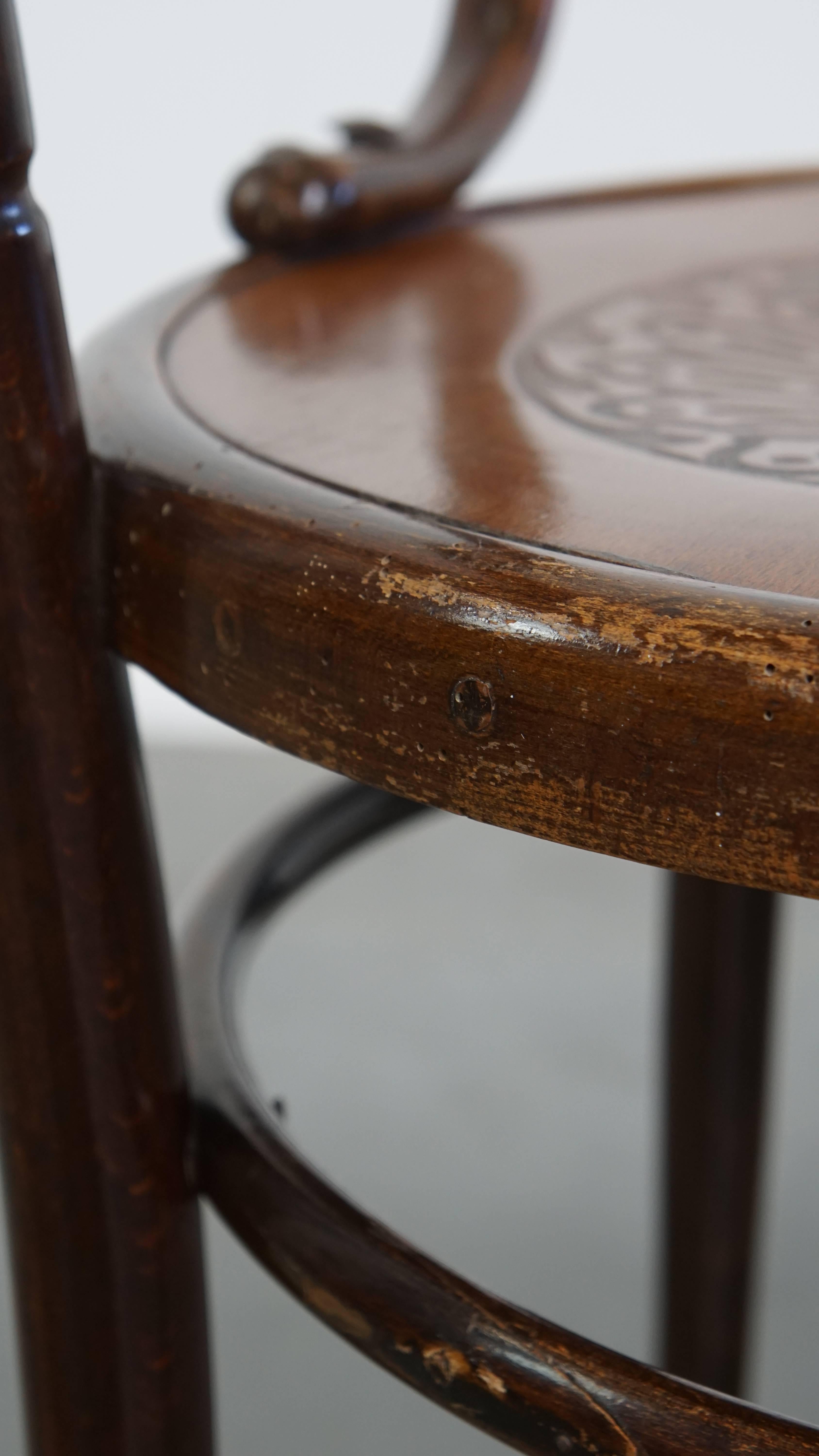 Chaise ancienne en bois avec accoudoirs en vente 11