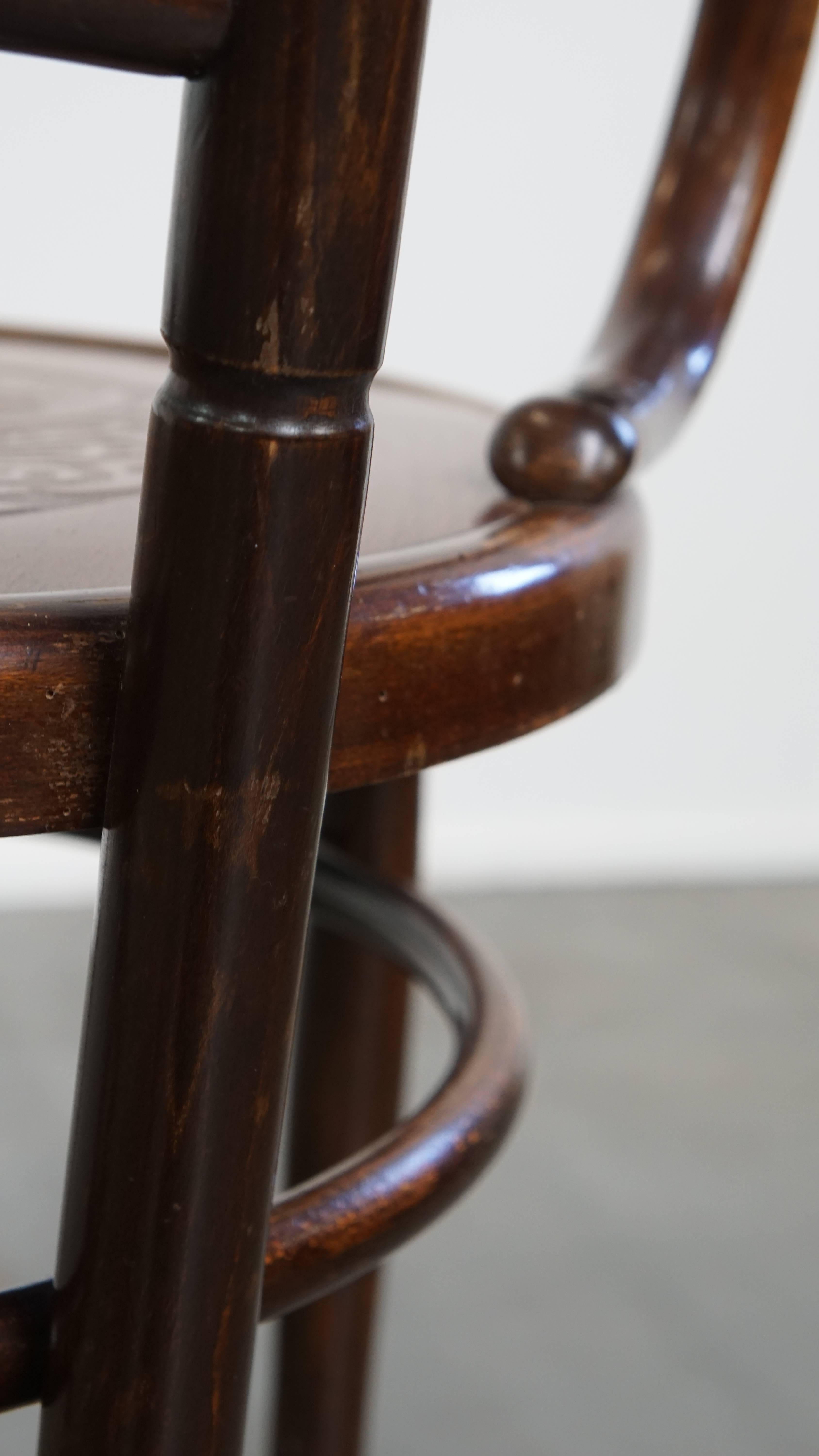 Chaise ancienne en bois avec accoudoirs en vente 12