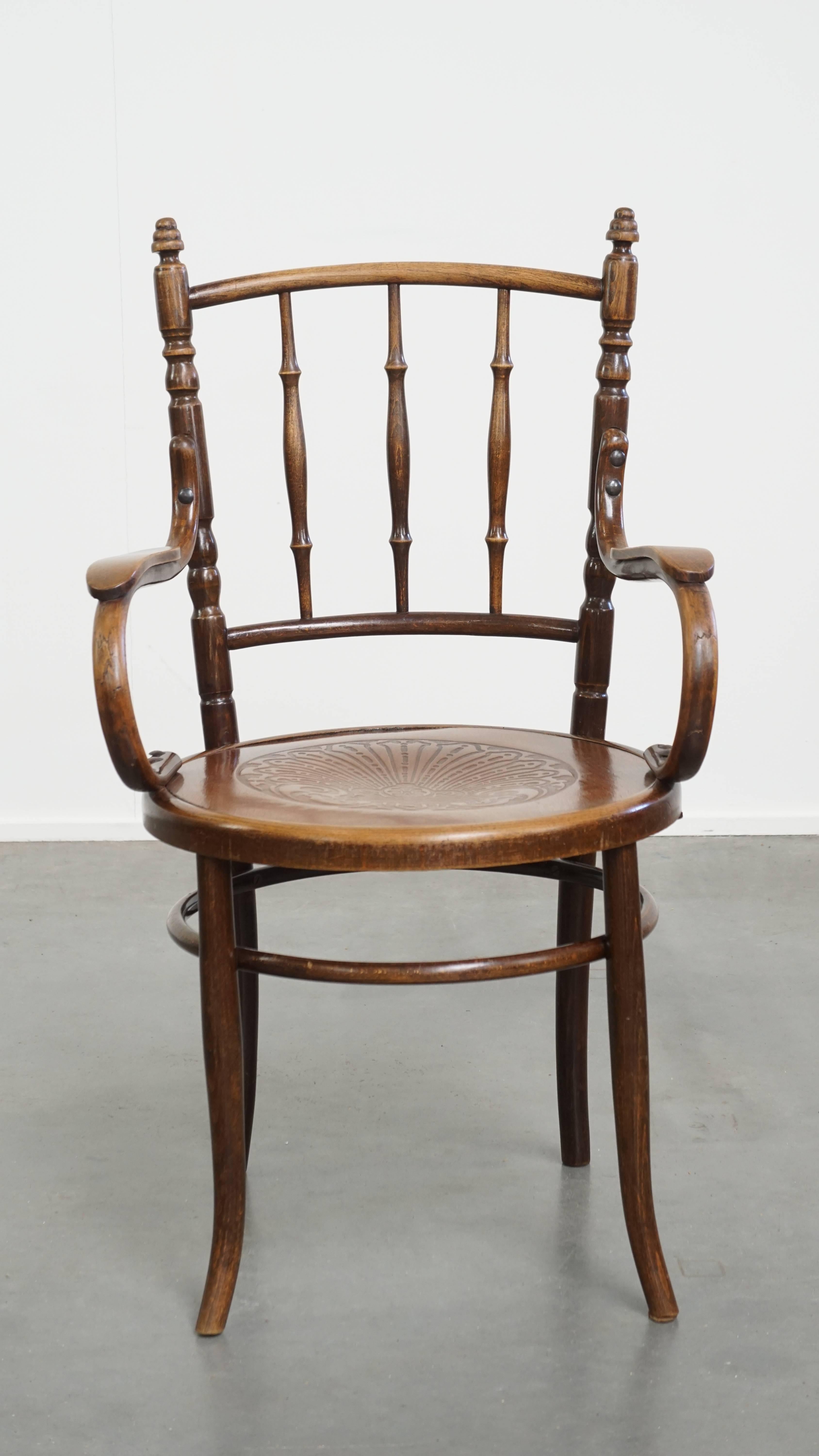 Cette superbe chaise design ancienne en bois, réalisée par Thonet-Mundus pour Thonet, est dotée d'accoudoirs et d'une magnifique sculpture sur bois.

Cette charmante chaise est non seulement agréable à regarder, mais aussi très polyvalente. Elle