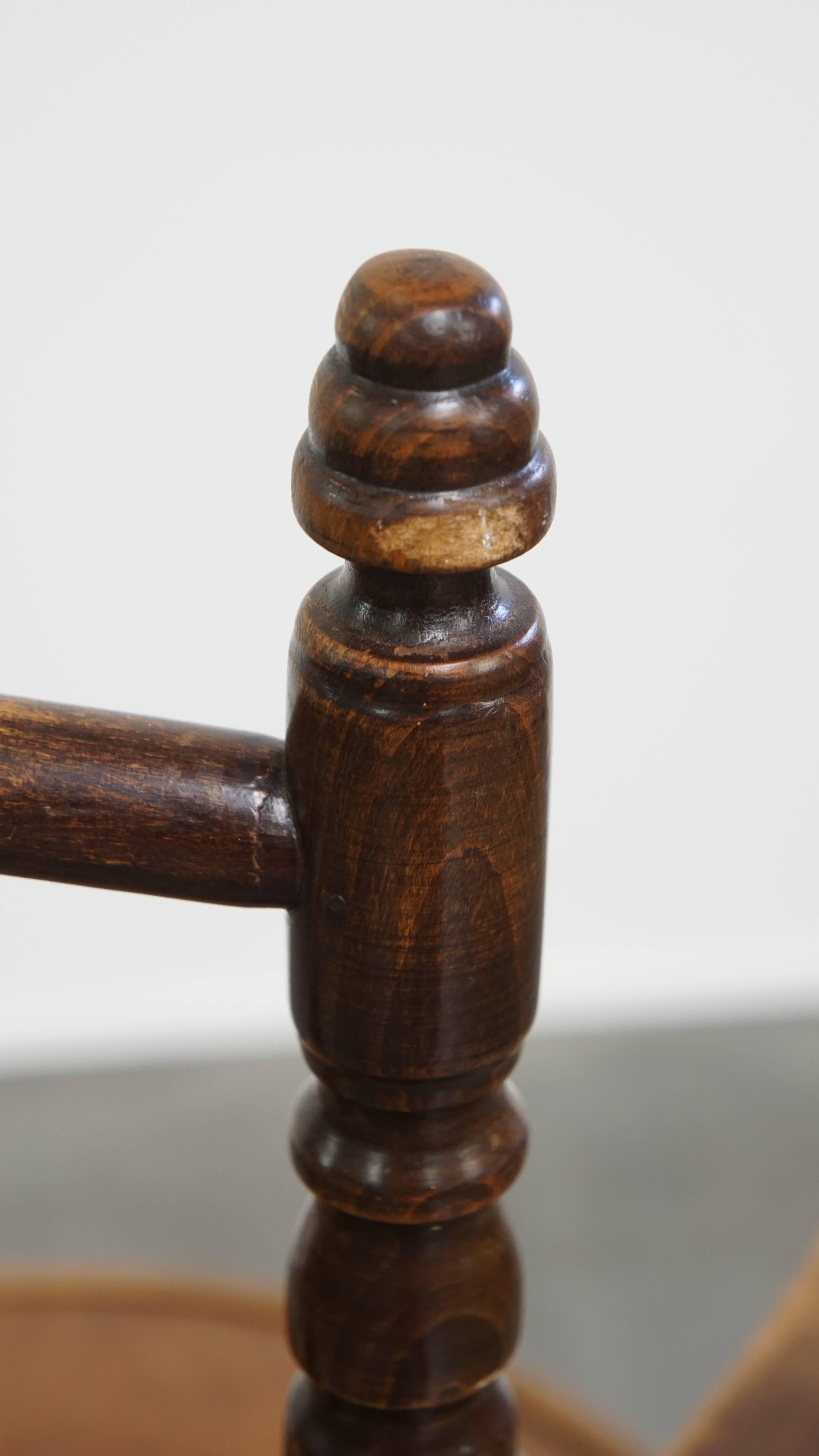 Chaise ancienne en bois avec accoudoirs en vente 13