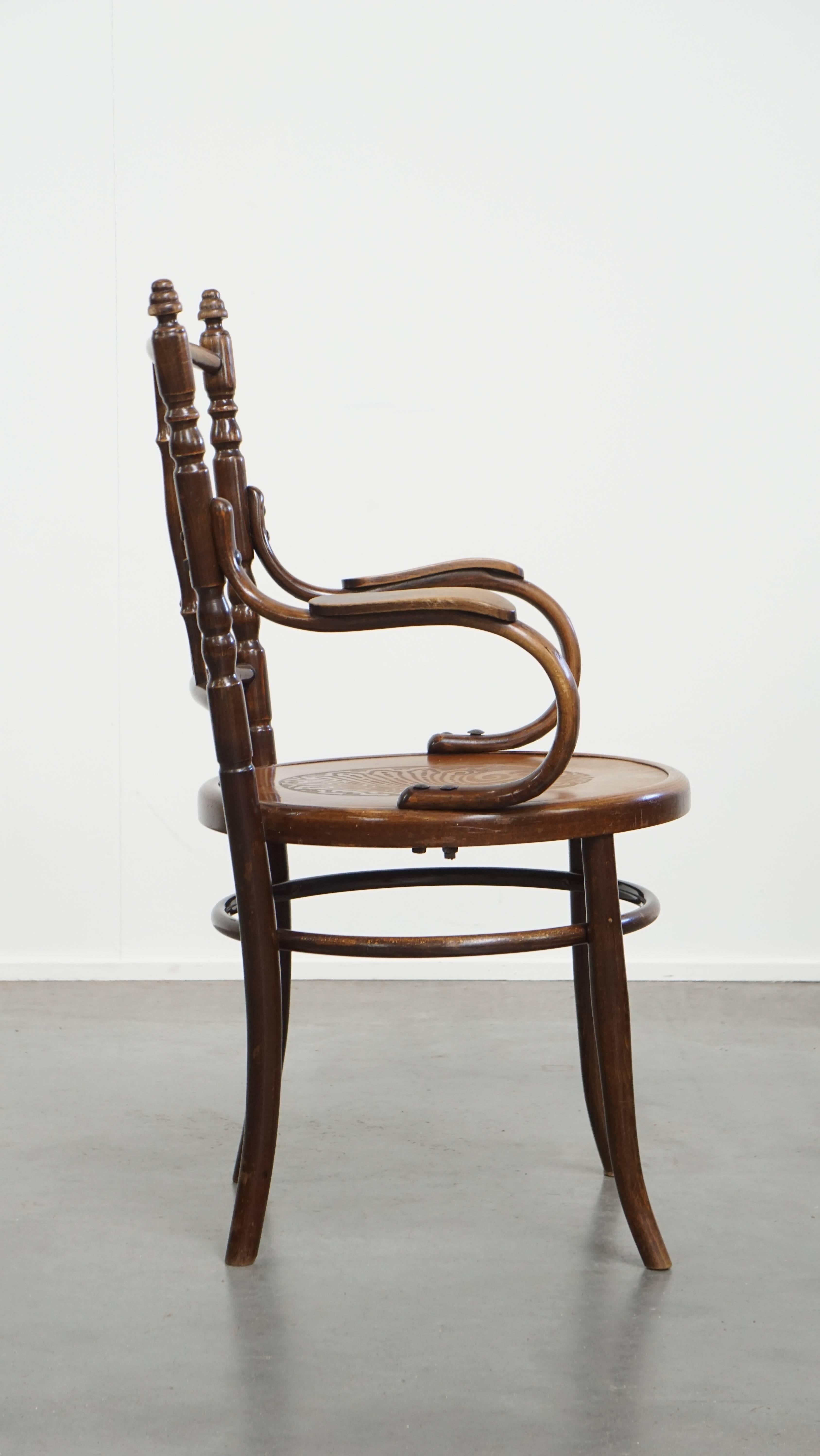Romain classique Chaise ancienne en bois avec accoudoirs en vente