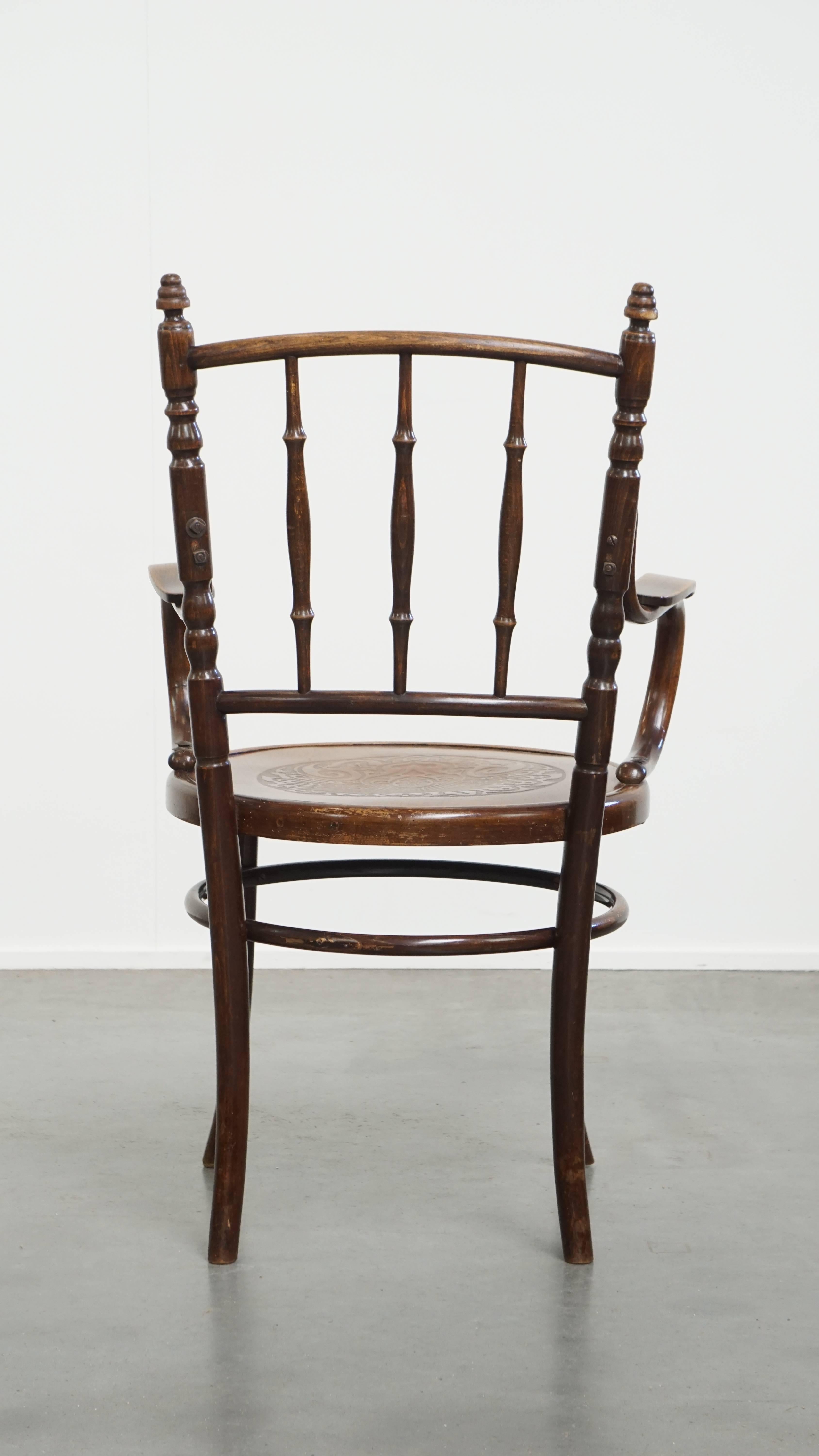 Fait main Chaise ancienne en bois avec accoudoirs en vente
