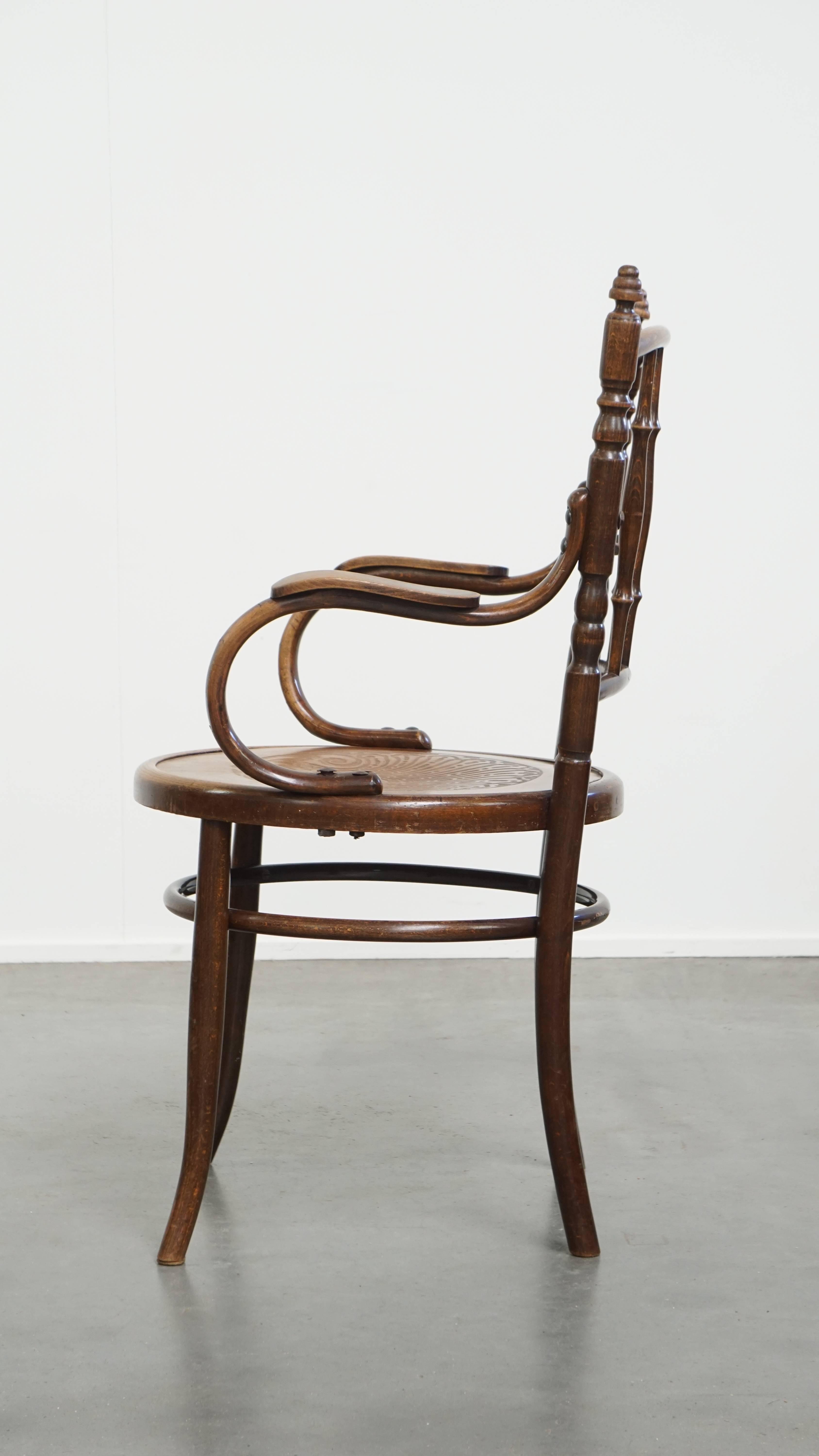 Chaise ancienne en bois avec accoudoirs État moyen - En vente à Harderwijk, NL