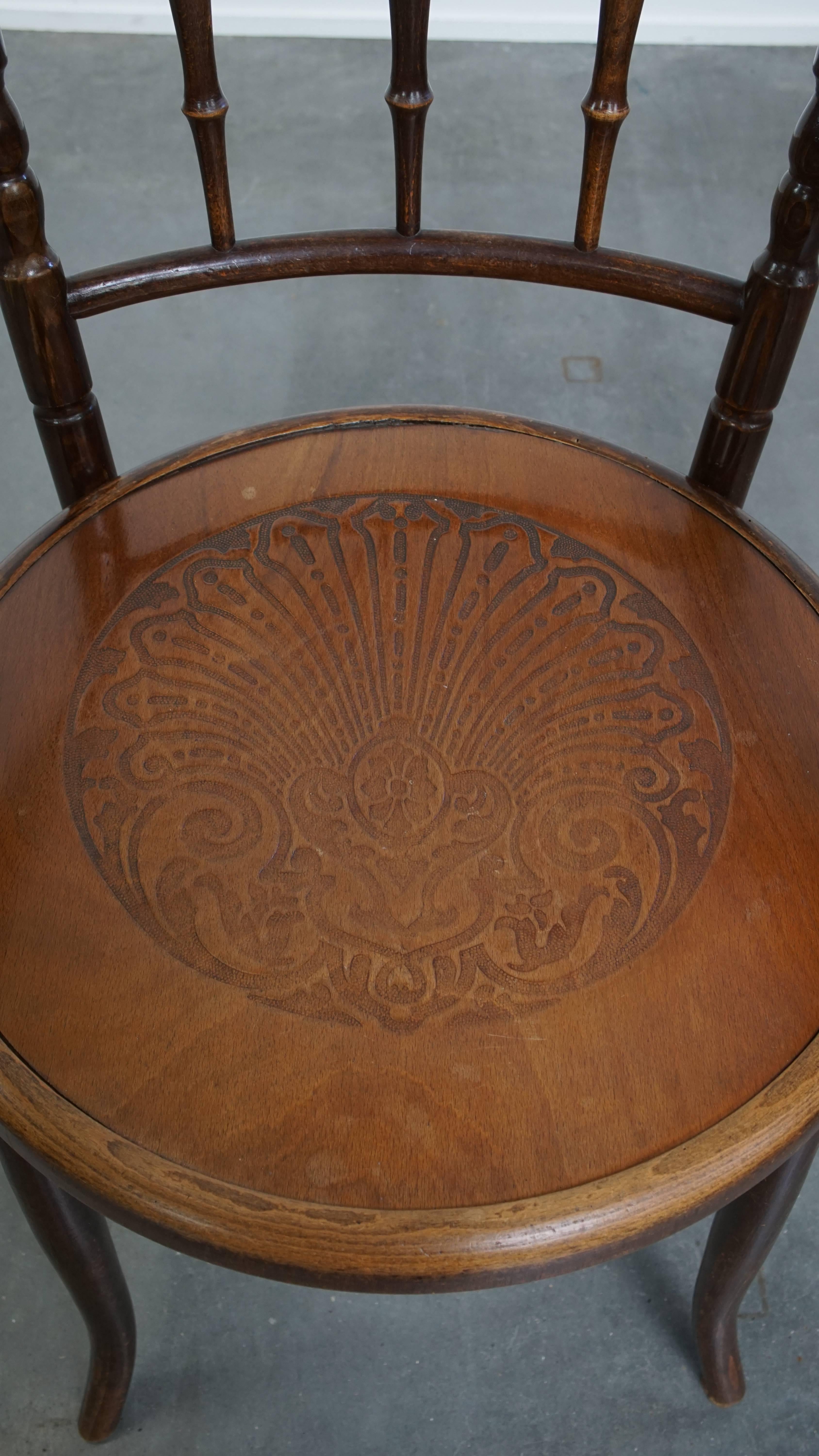 20ième siècle Chaise ancienne en bois avec accoudoirs en vente