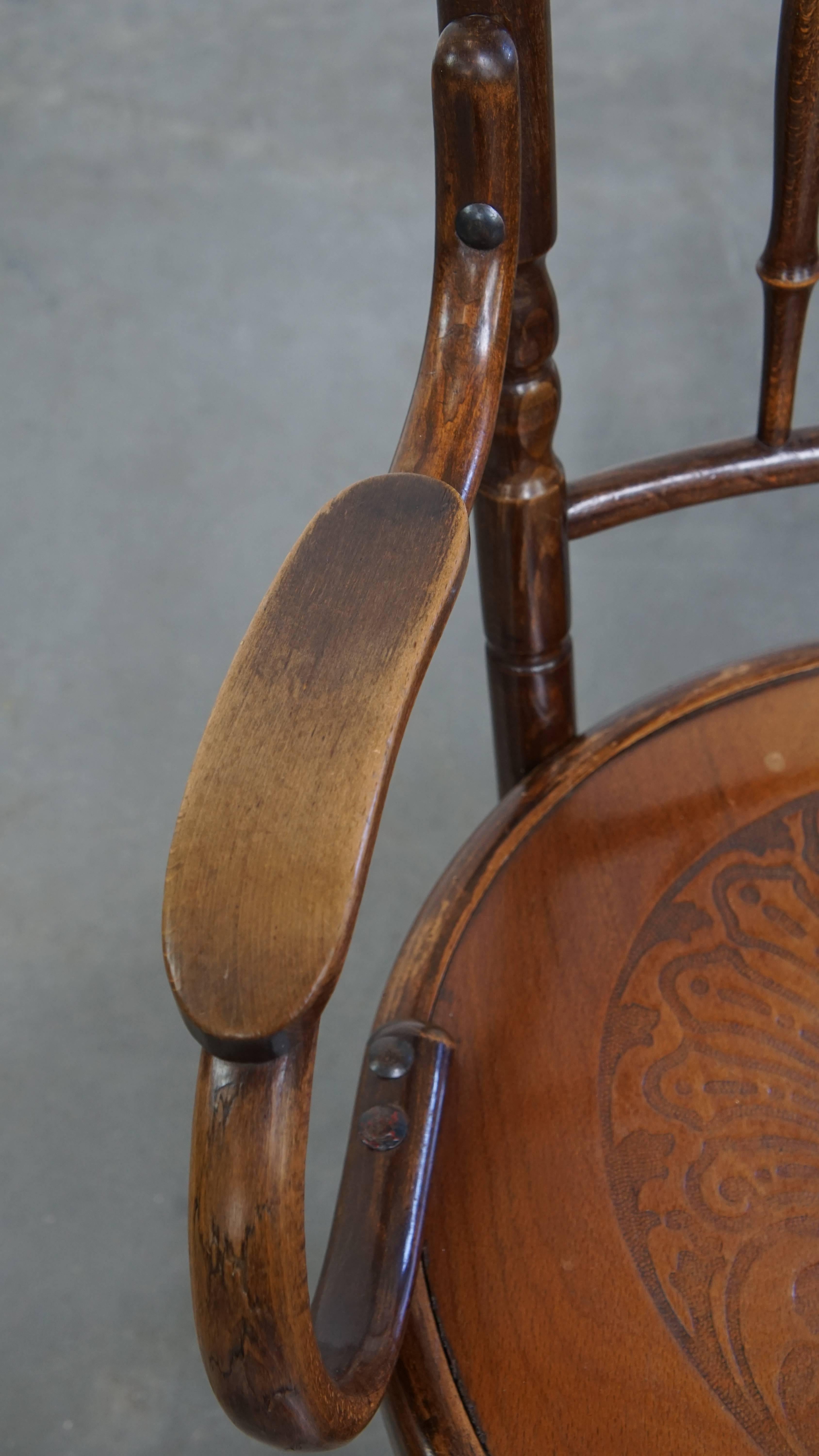 Rotin Chaise ancienne en bois avec accoudoirs en vente