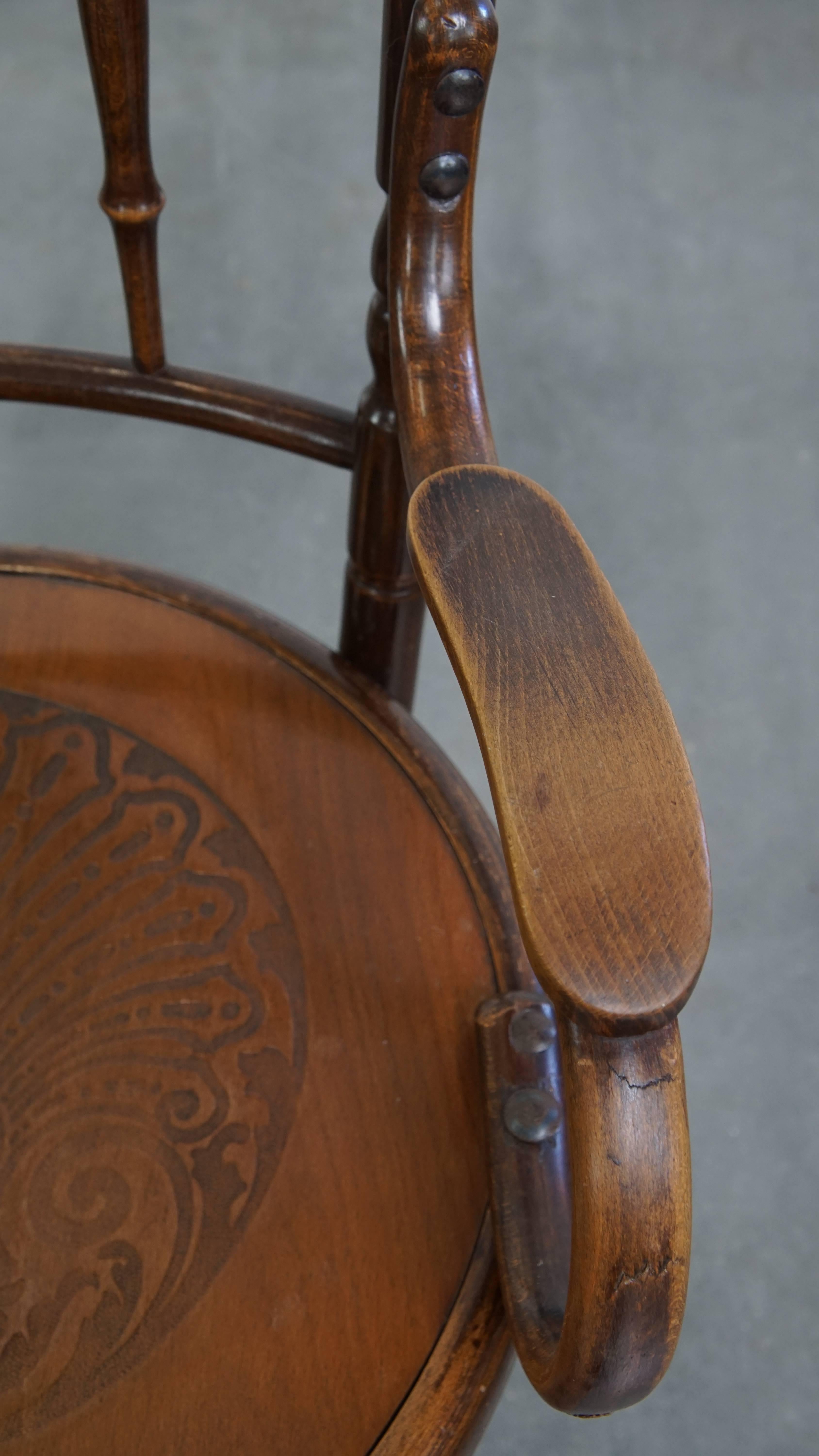Chaise ancienne en bois avec accoudoirs en vente 1