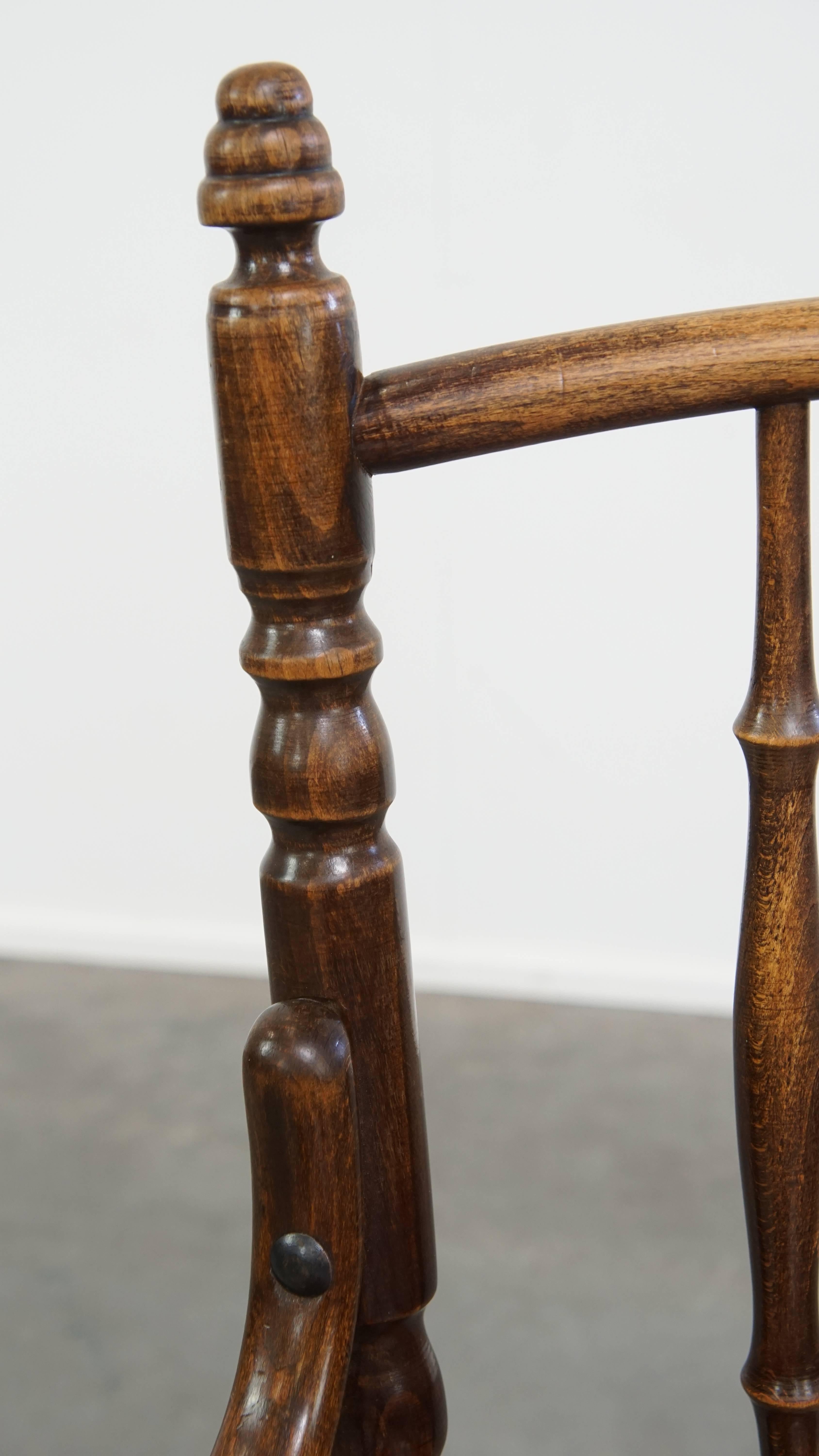 Chaise ancienne en bois avec accoudoirs en vente 2
