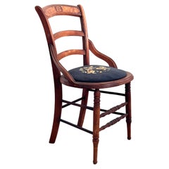 Silla antigua de madera con asiento bordado en punto de aguja, principios del siglo XX