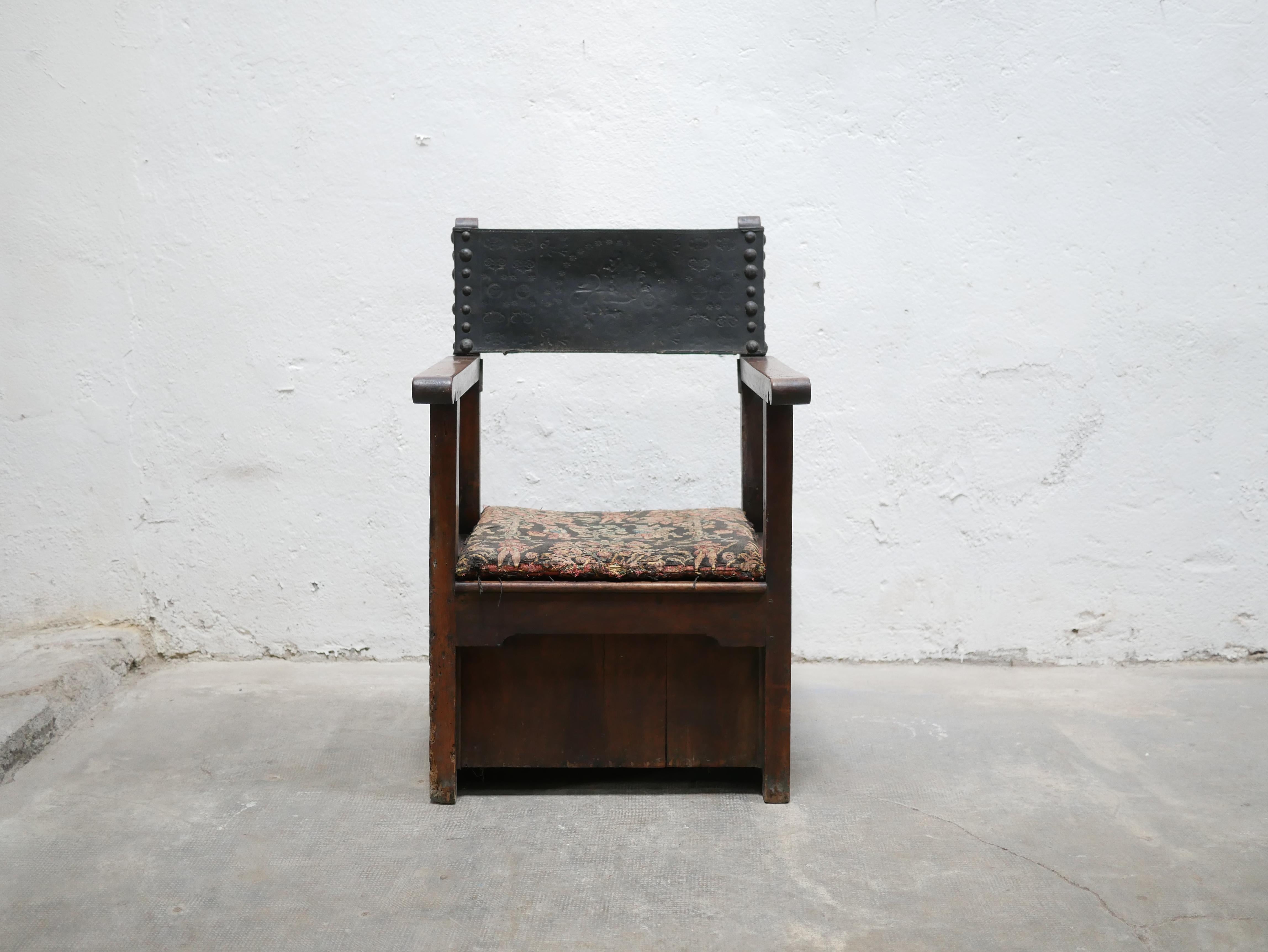Chest armchair in solid wood dating from the 19th century.

Time has weathered the chair nicely.
It will be perfect in a raw, sincere and authentic decoration, in a wabi-sabi decoration or in a universe where styles are mixed.
We imagine it