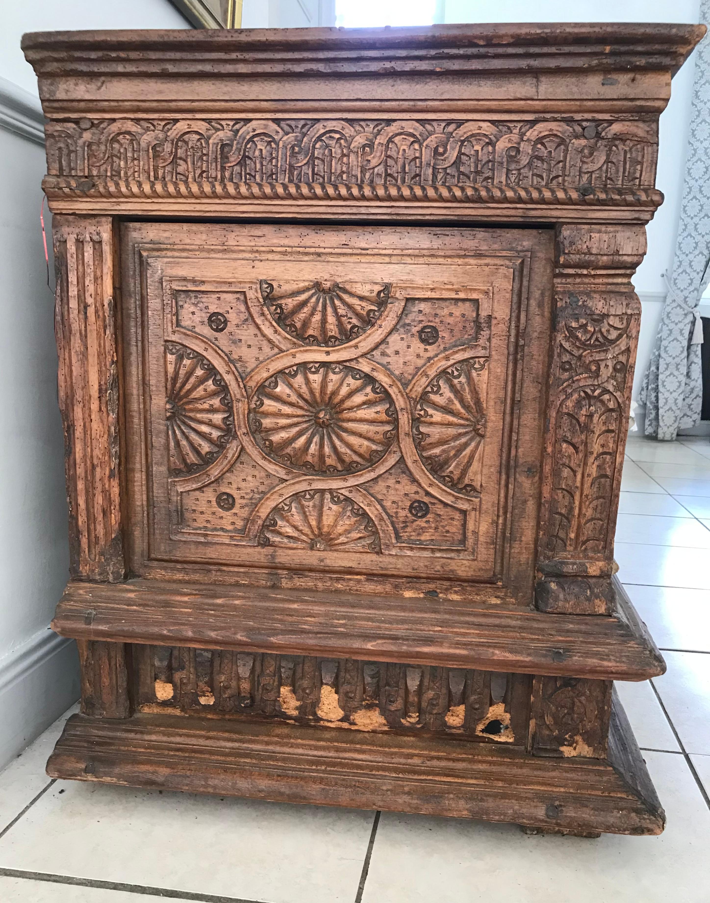 French Antique Wooden Chest Carved with Vegetal  Patter Renaissance Period 16th For Sale 9