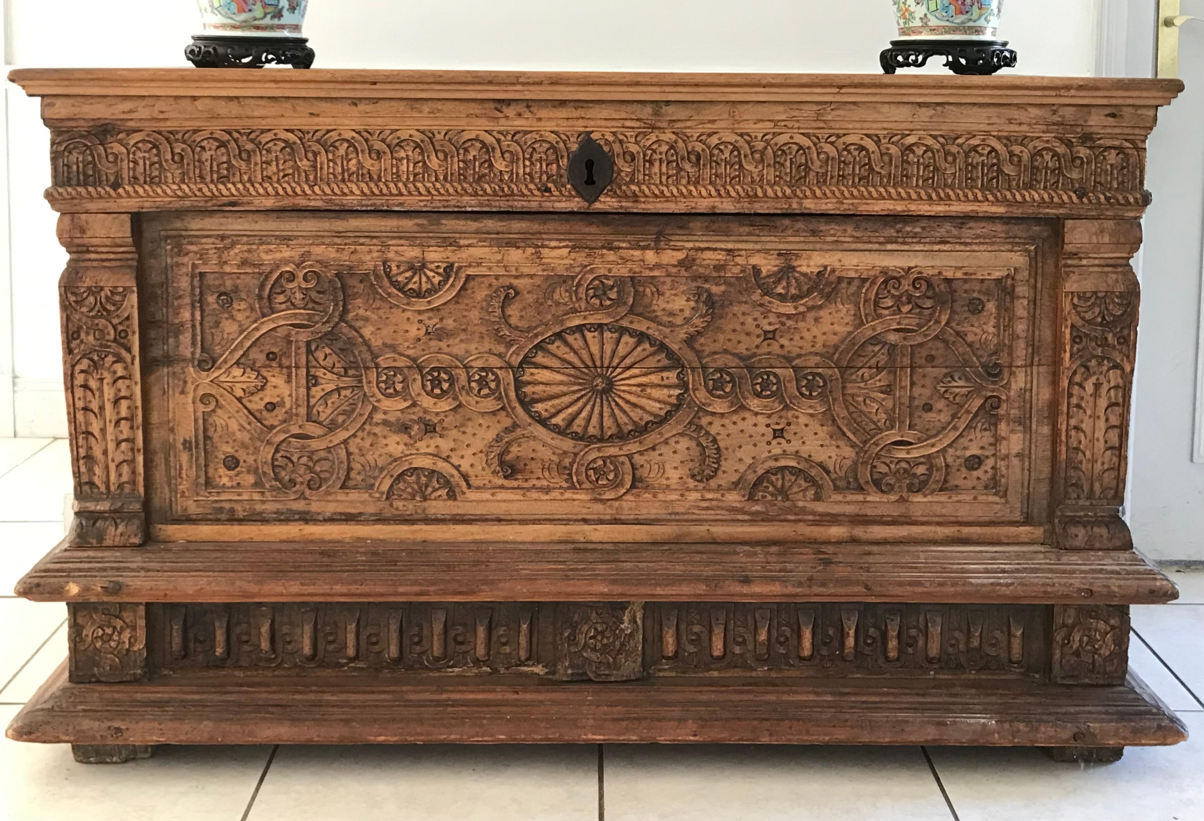 Nice carved wooden chest from the Renaissance period, late 16th early 17th century.
 The lower part is decorated with a carved frieze composed of geometric patterns, a floral pattern is present in the center as well as at the ends. The central part