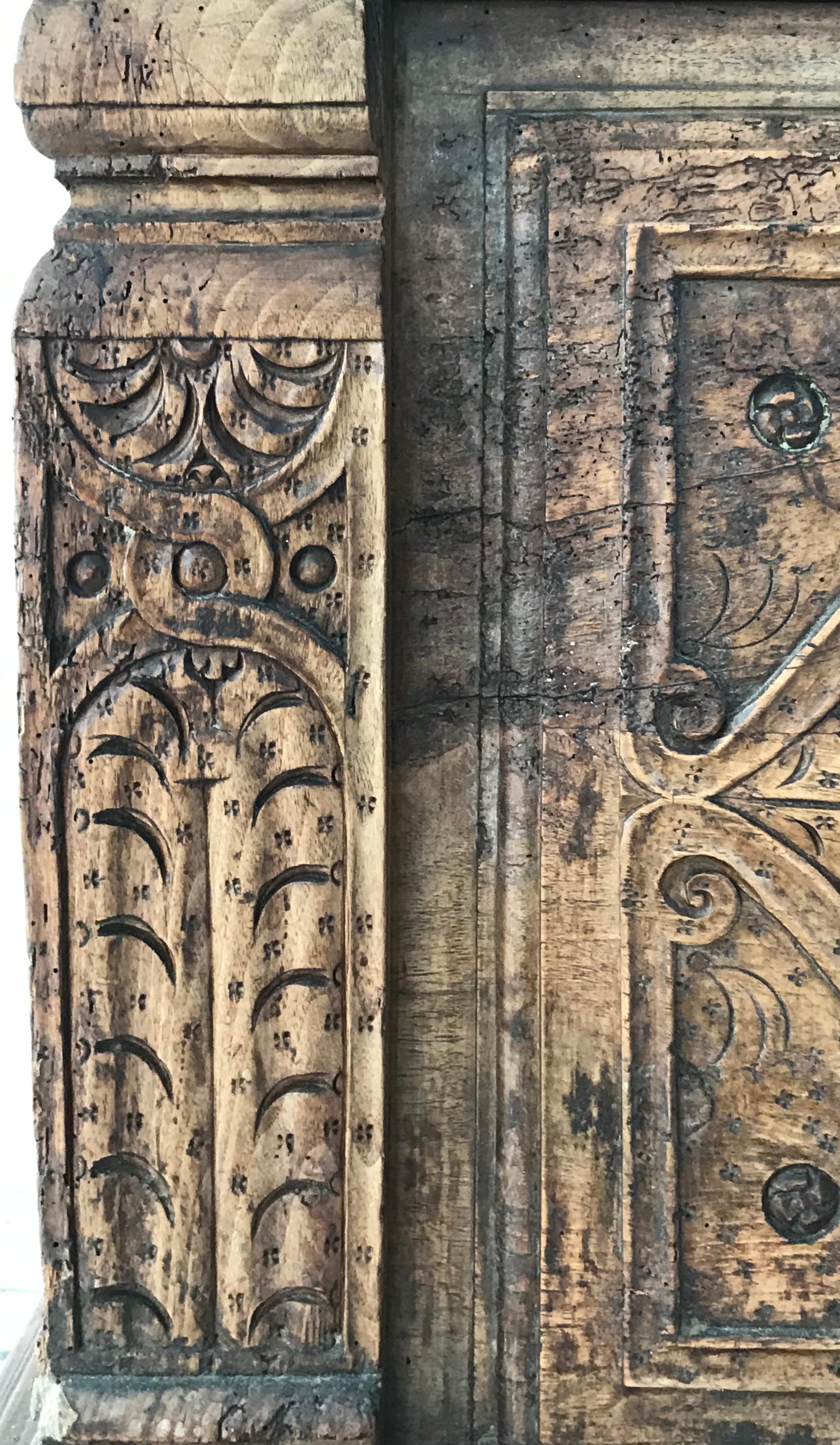 Antike französische Holztruhe mit Gemüse geschnitzt, antik  Pattern Renaissance Periode 16. (Französisch) im Angebot