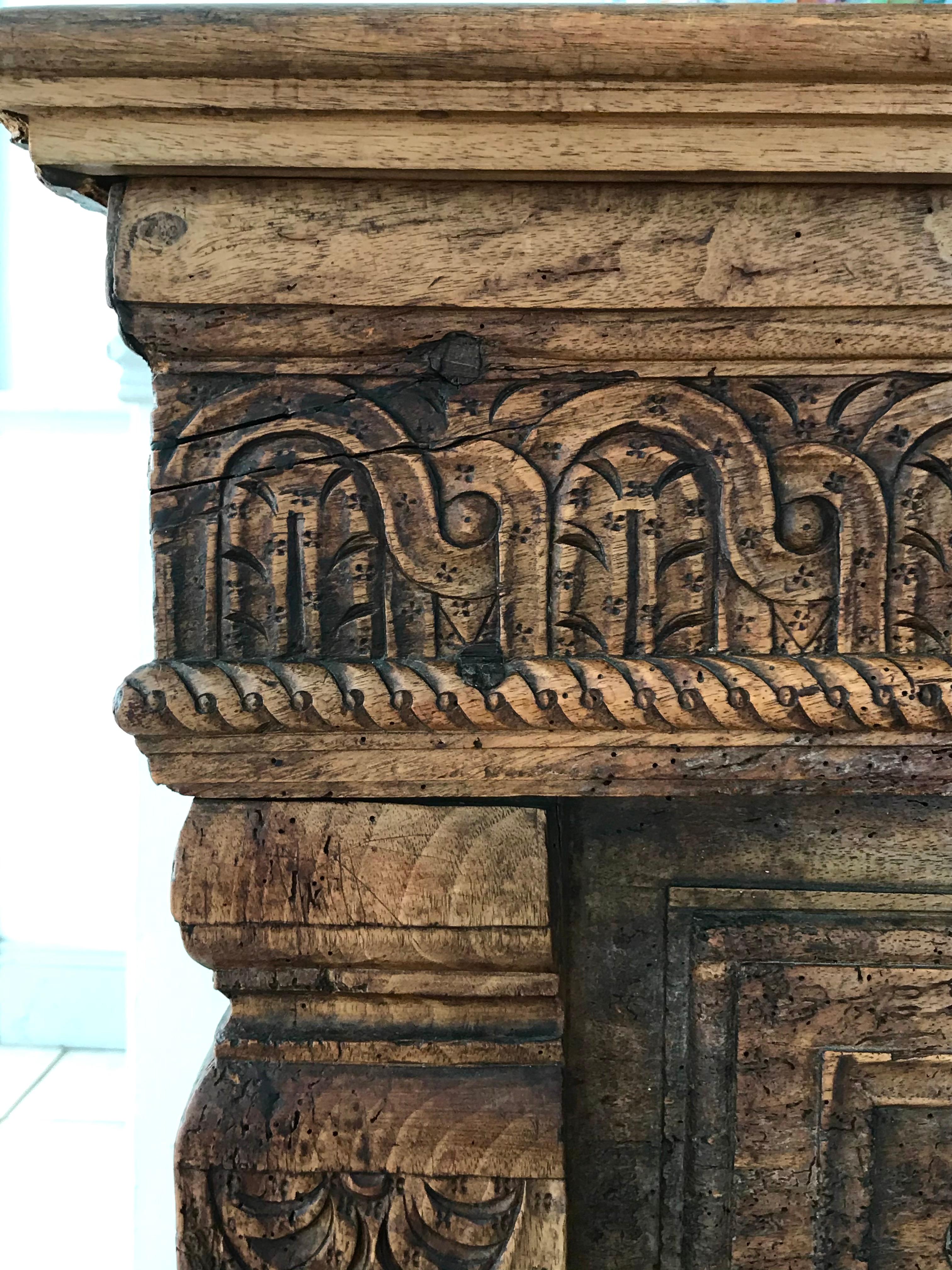 Coffre en bois ancien français sculpté de légumes  Patter Renaissance 16e Bon état - En vente à Beuzevillette, FR