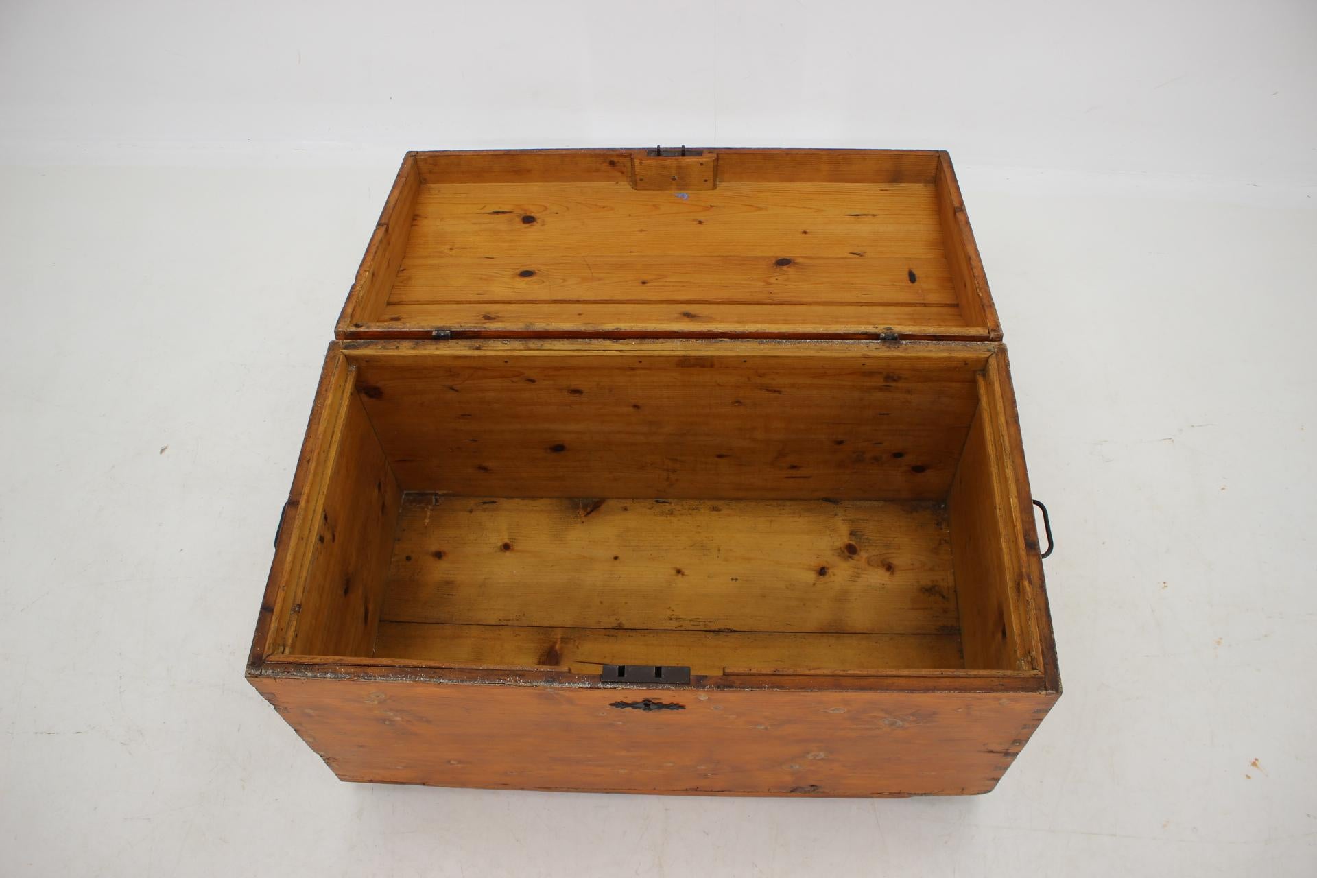 Ancienne commode en bois, Tchécoslovaquie en vente 7