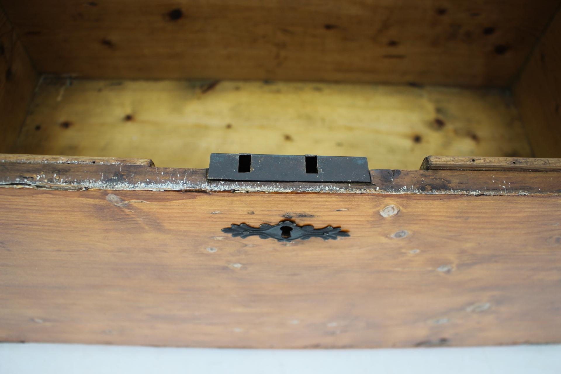 Ancienne commode en bois, Tchécoslovaquie en vente 8
