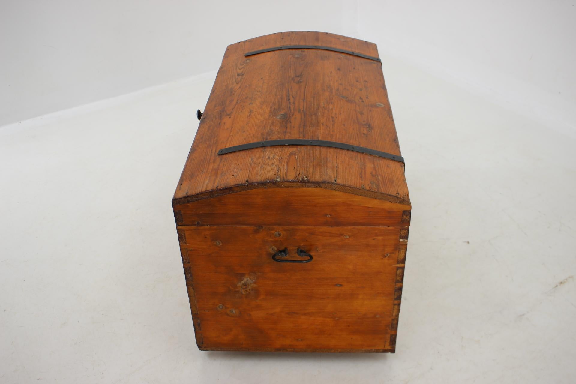 Antique Wooden Chest, Czechoslovakia  In Good Condition For Sale In Praha, CZ