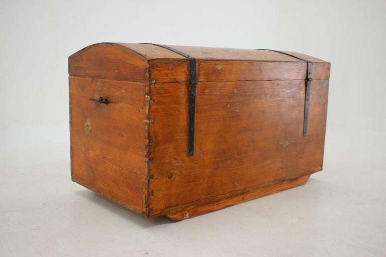 Antike Holztruhe, Tschechoslowakei im Angebot bei 1stDibs Deutschland