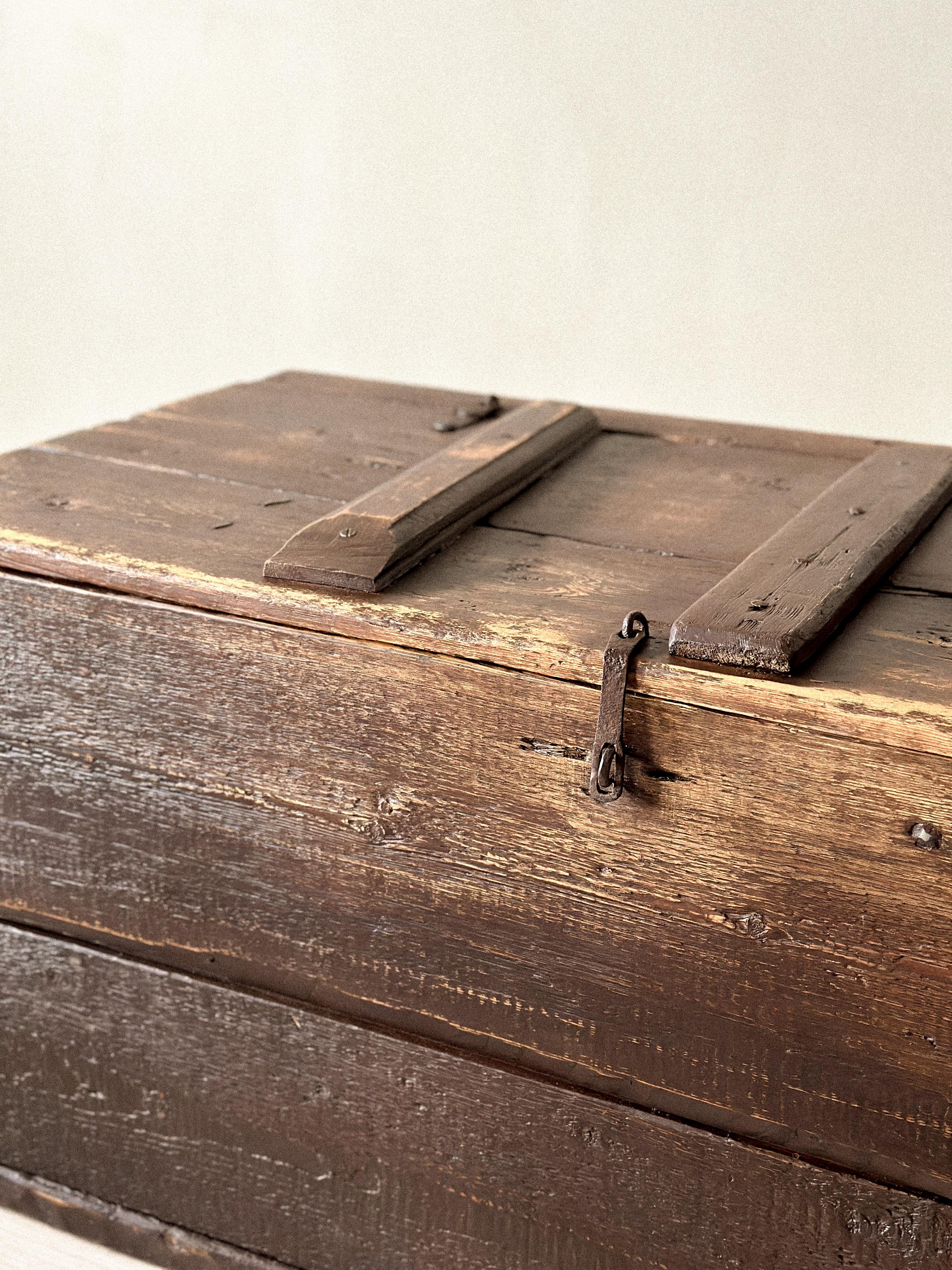 Arcón antiguo de madera, Escandinavia, c. 1700 en venta 3