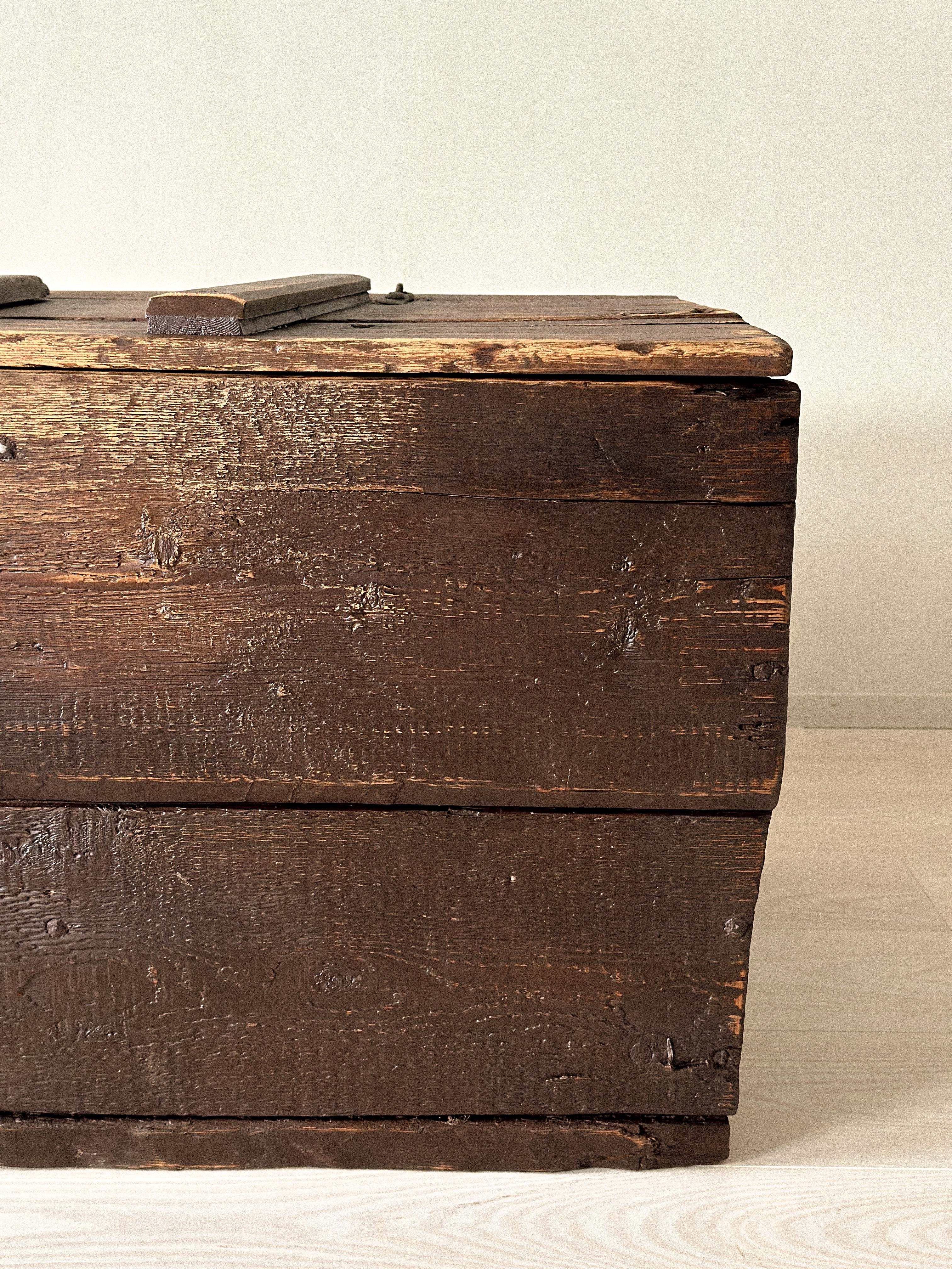 Arcón antiguo de madera, Escandinavia, c. 1700 en venta 4