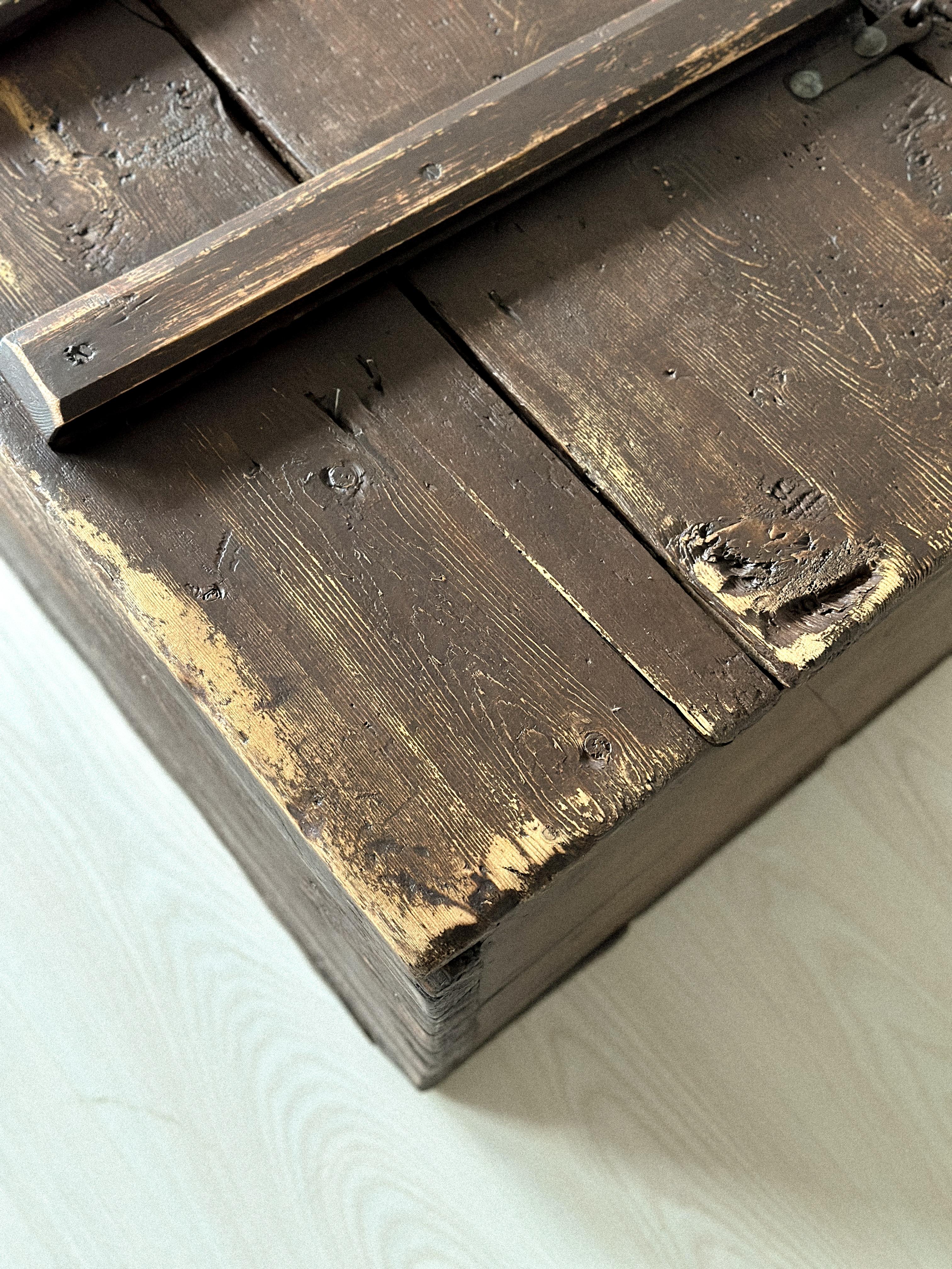 Arcón antiguo de madera, Escandinavia, c. 1700 en venta 5