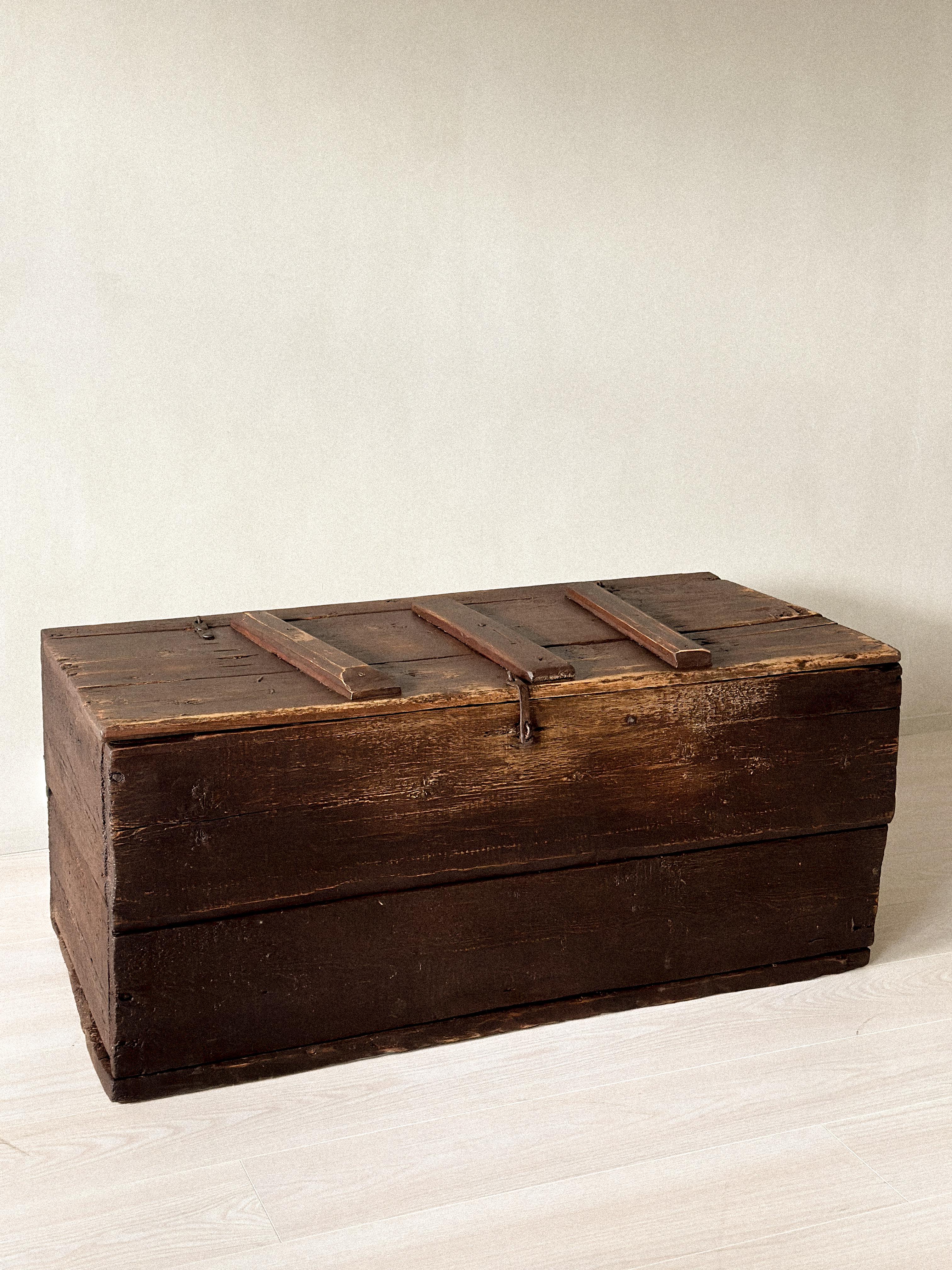 Arcón antiguo de madera, Escandinavia, c. 1700 en venta 7