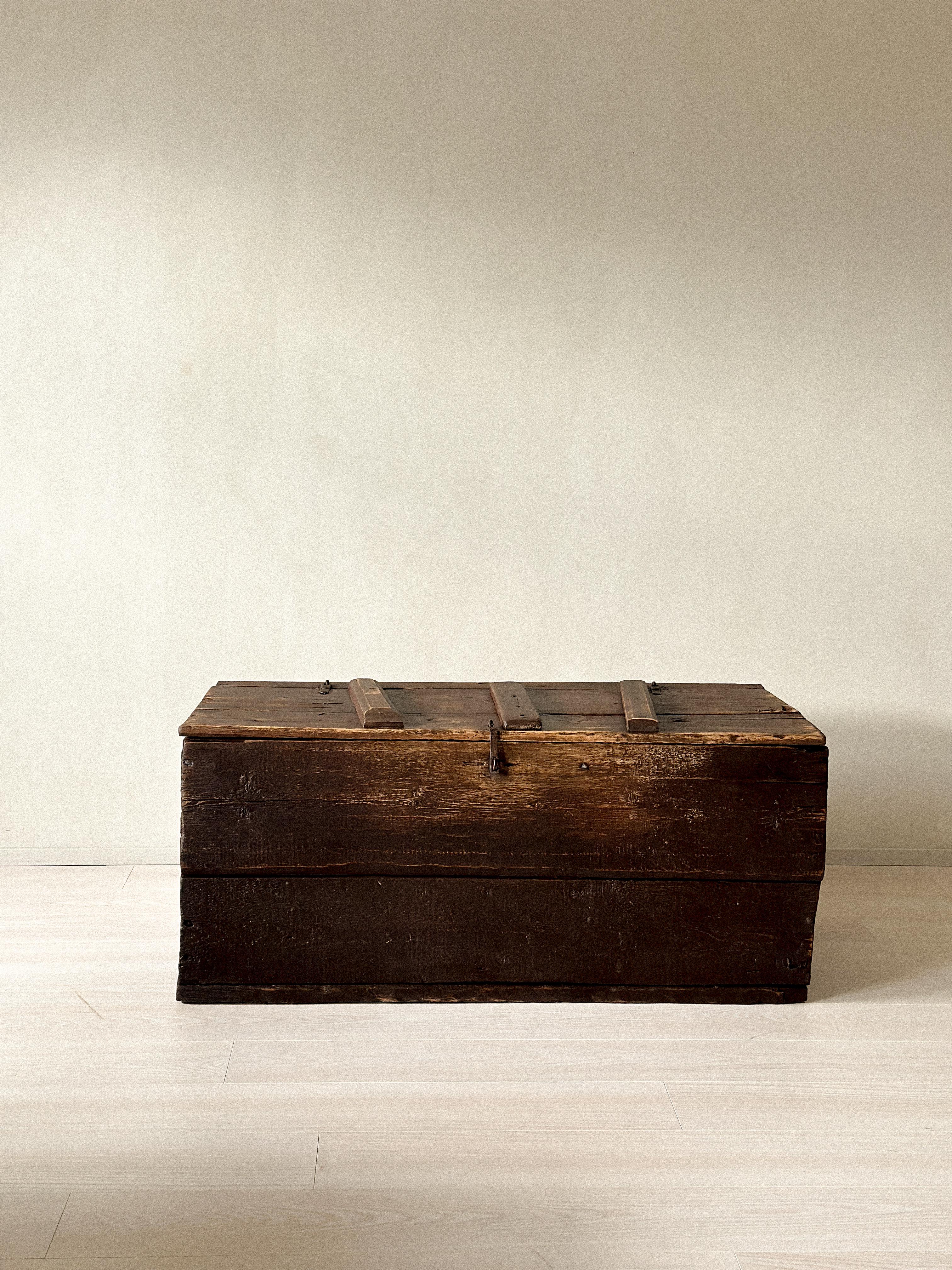 Arcón antiguo de madera del siglo XVIII. Fabricada en madera maciza con herrajes originales y una pátina desgastada por el tiempo. Una rara pieza histórica con fuerte carácter y presencia.








