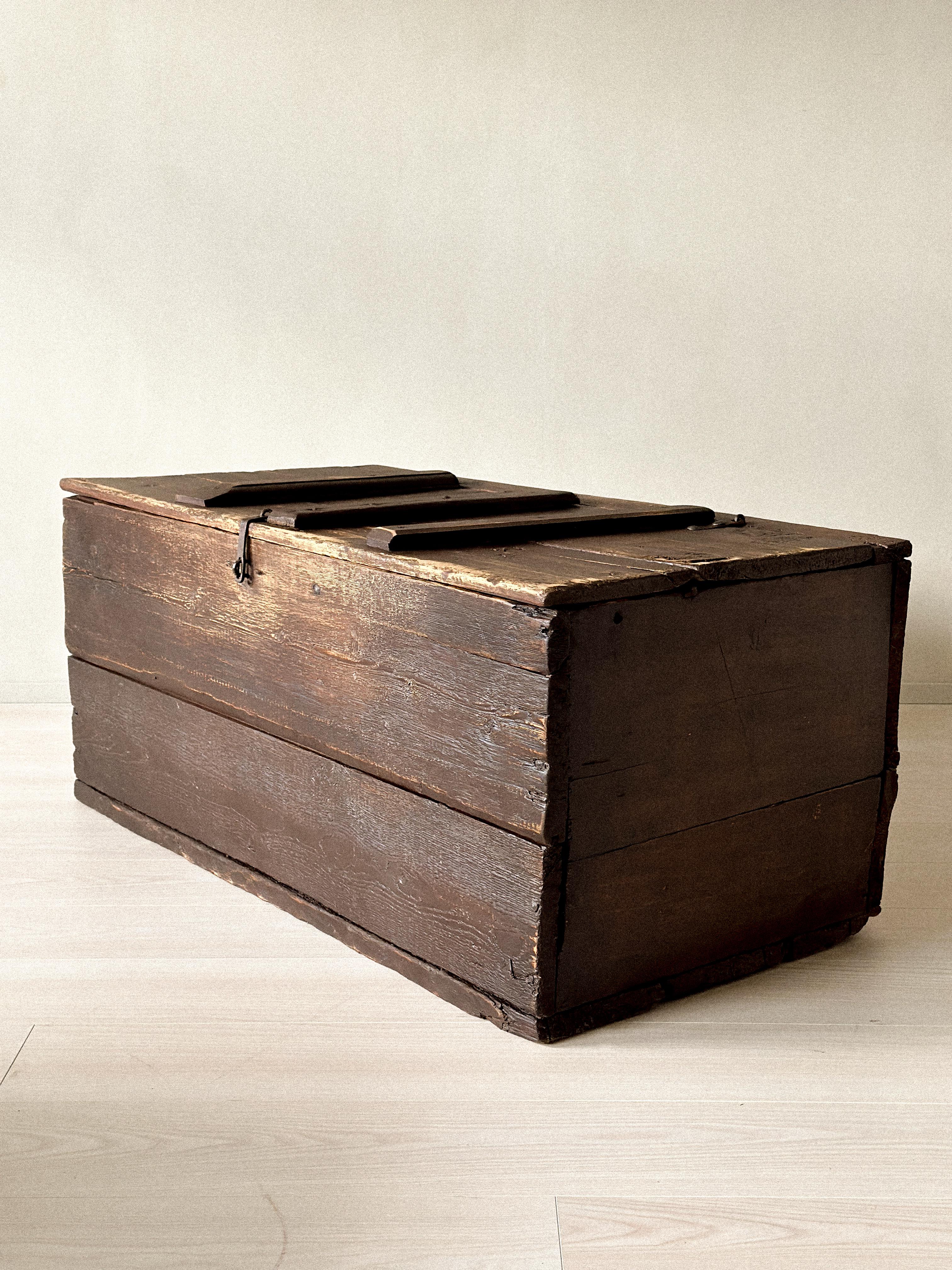 Arcón antiguo de madera, Escandinavia, c. 1700 Romántico en venta