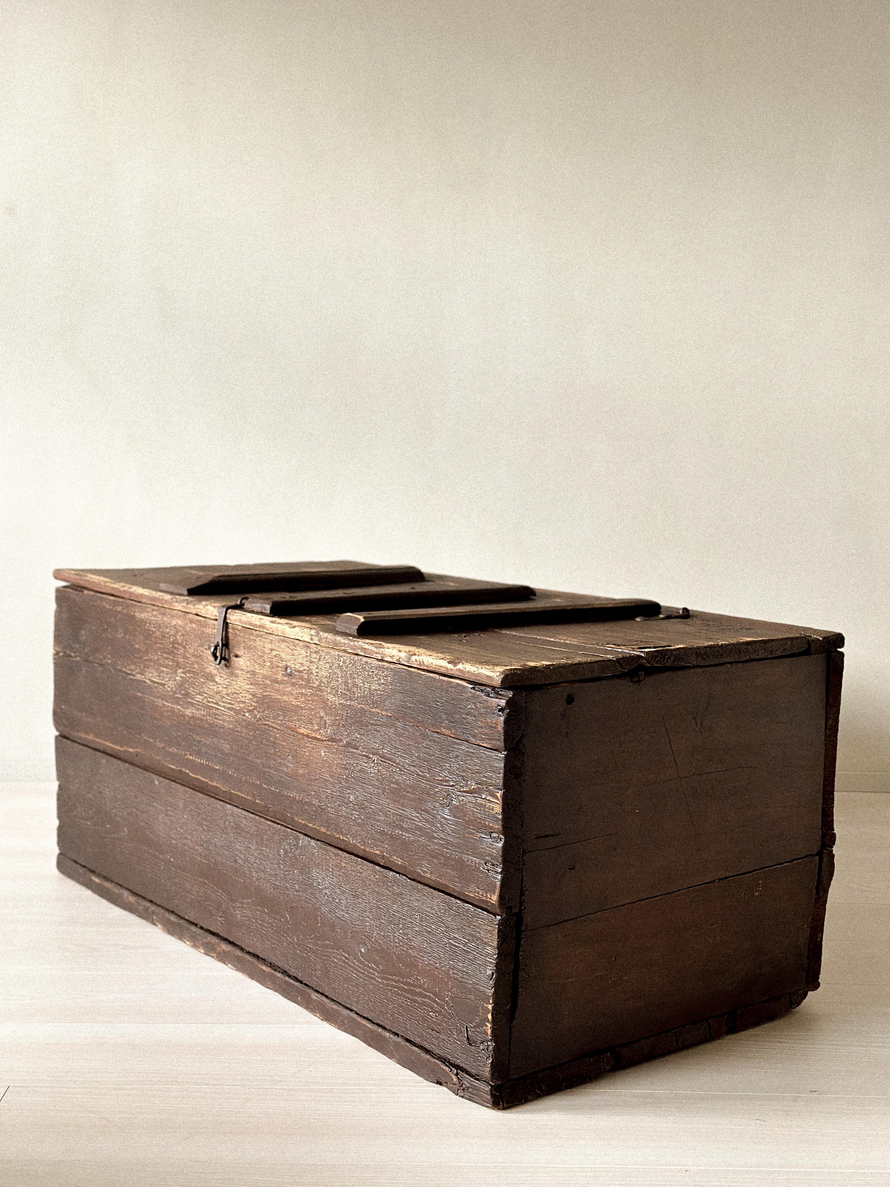 Arcón antiguo de madera, Escandinavia, c. 1700 Noruego en venta