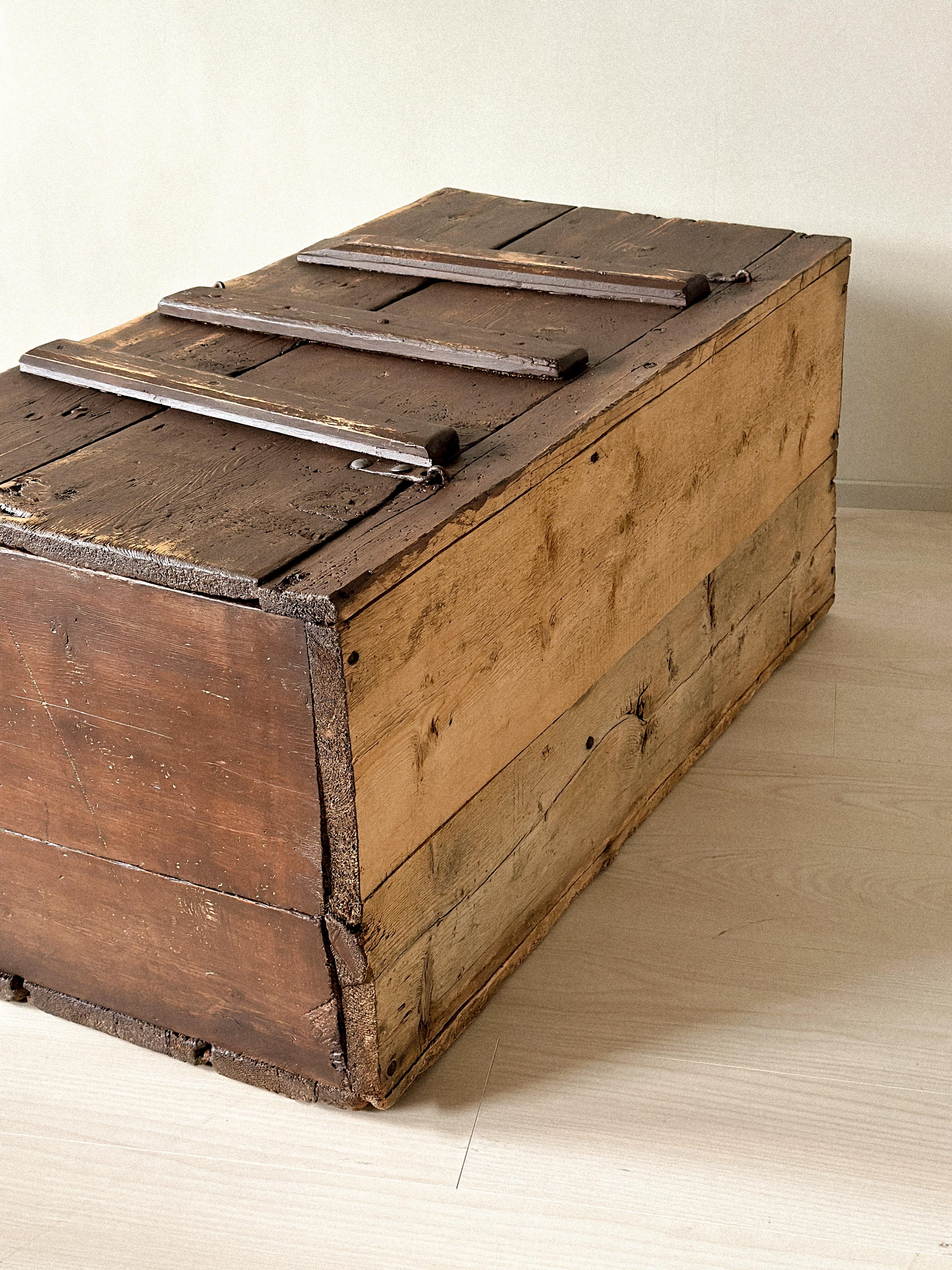 Arcón antiguo de madera, Escandinavia, c. 1700 Hecho a mano en venta