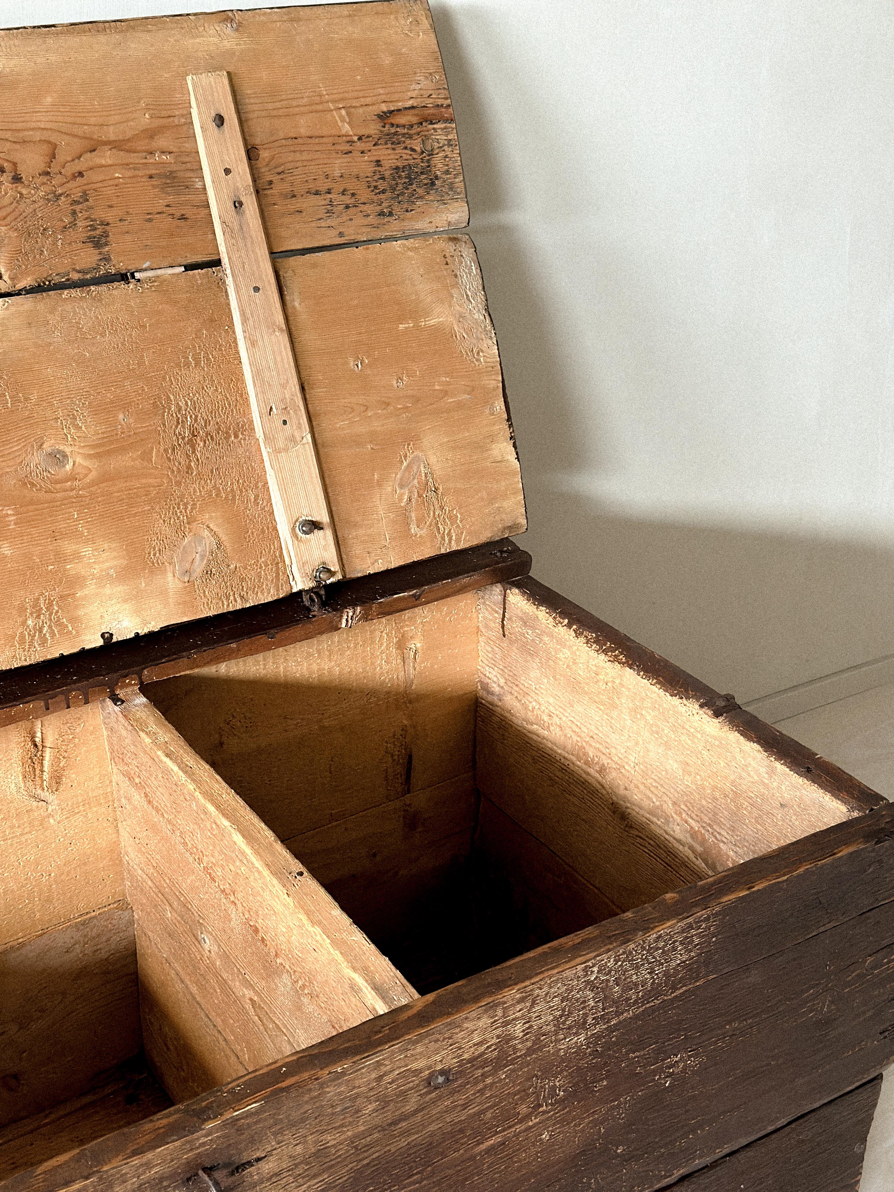 Arcón antiguo de madera, Escandinavia, c. 1700 en venta 1