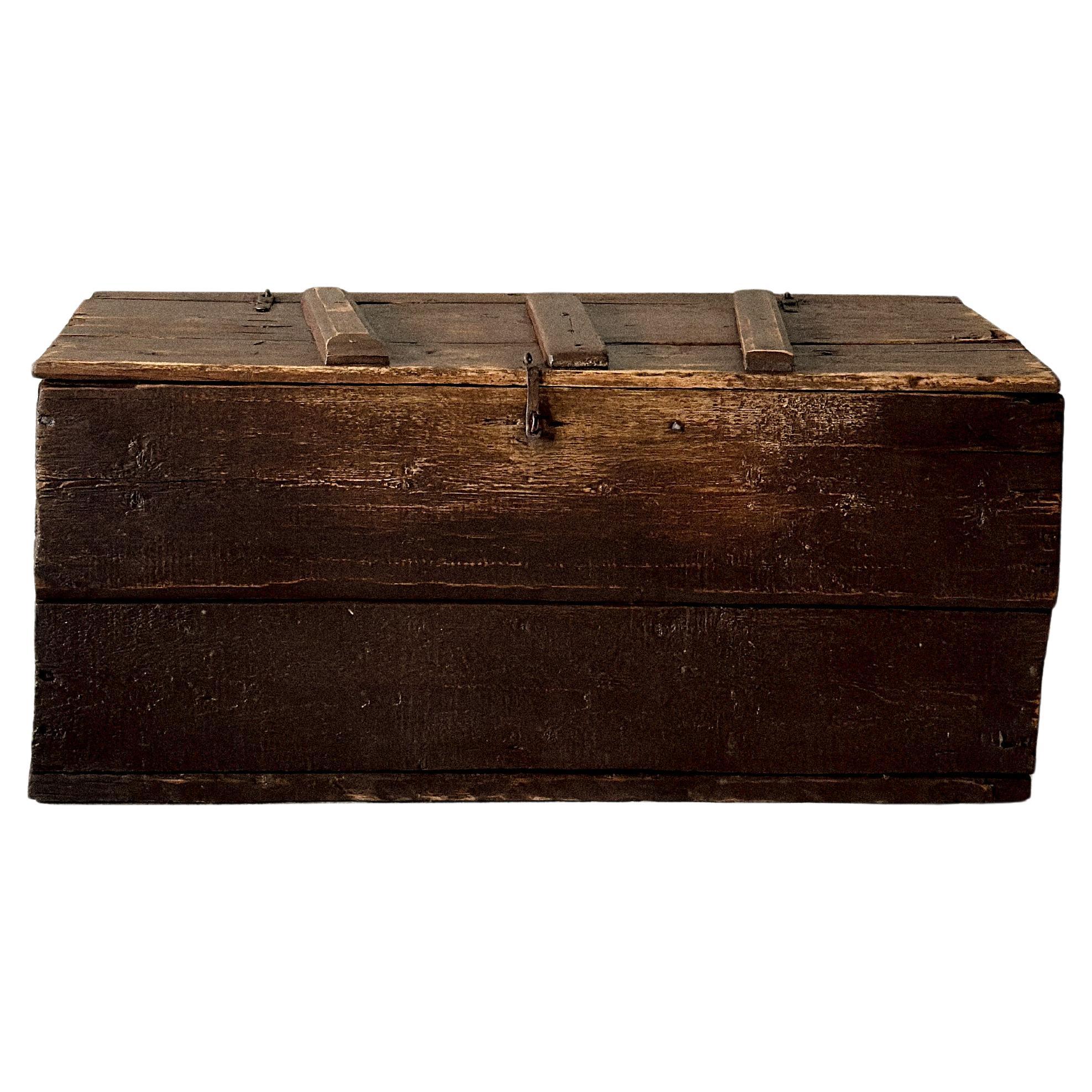 Coffre en bois ancien, Scandinavie, vers 1700