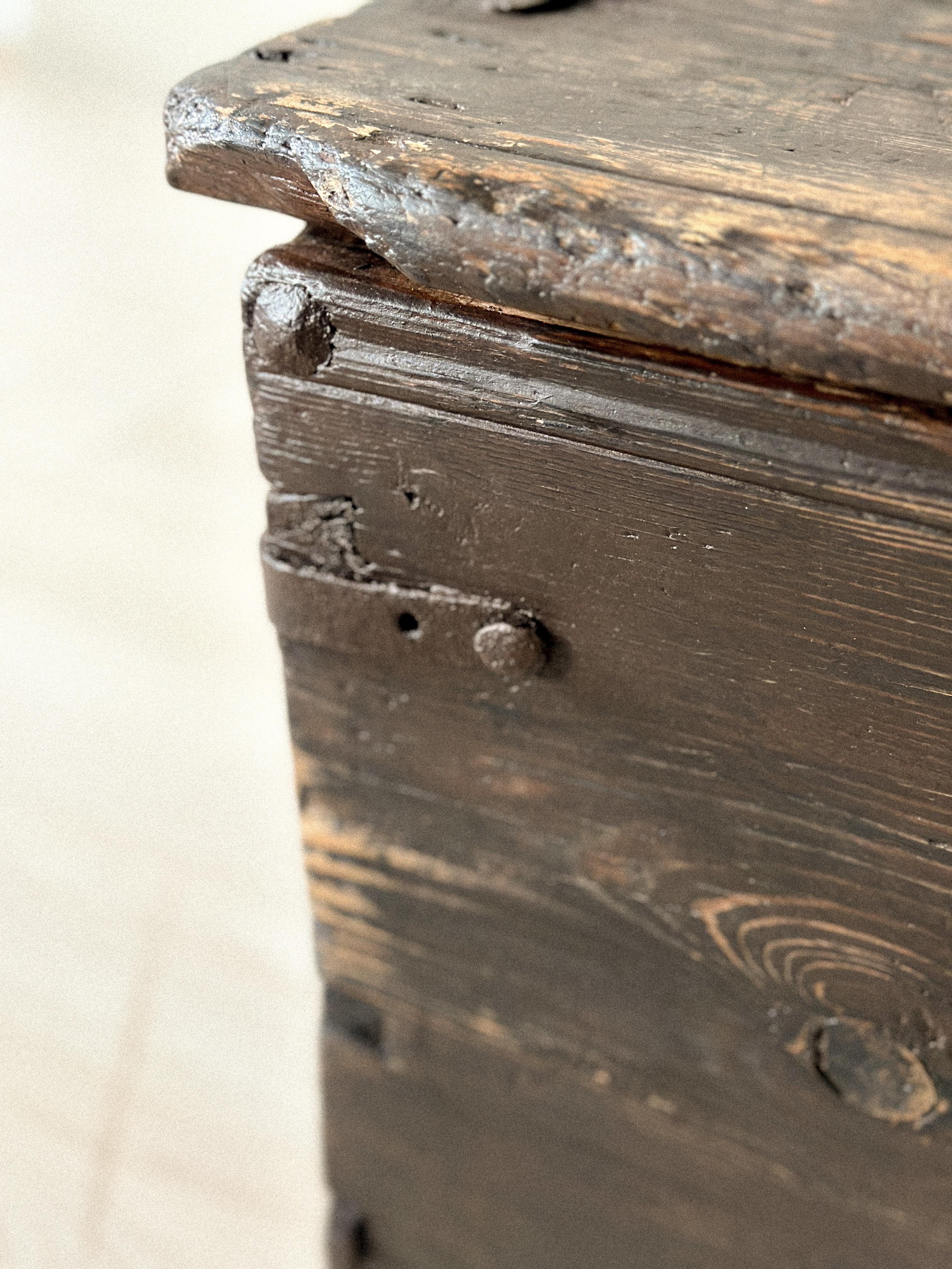 Ancienne commode scandinave Wabi Sabi, vers 1700 en vente 3