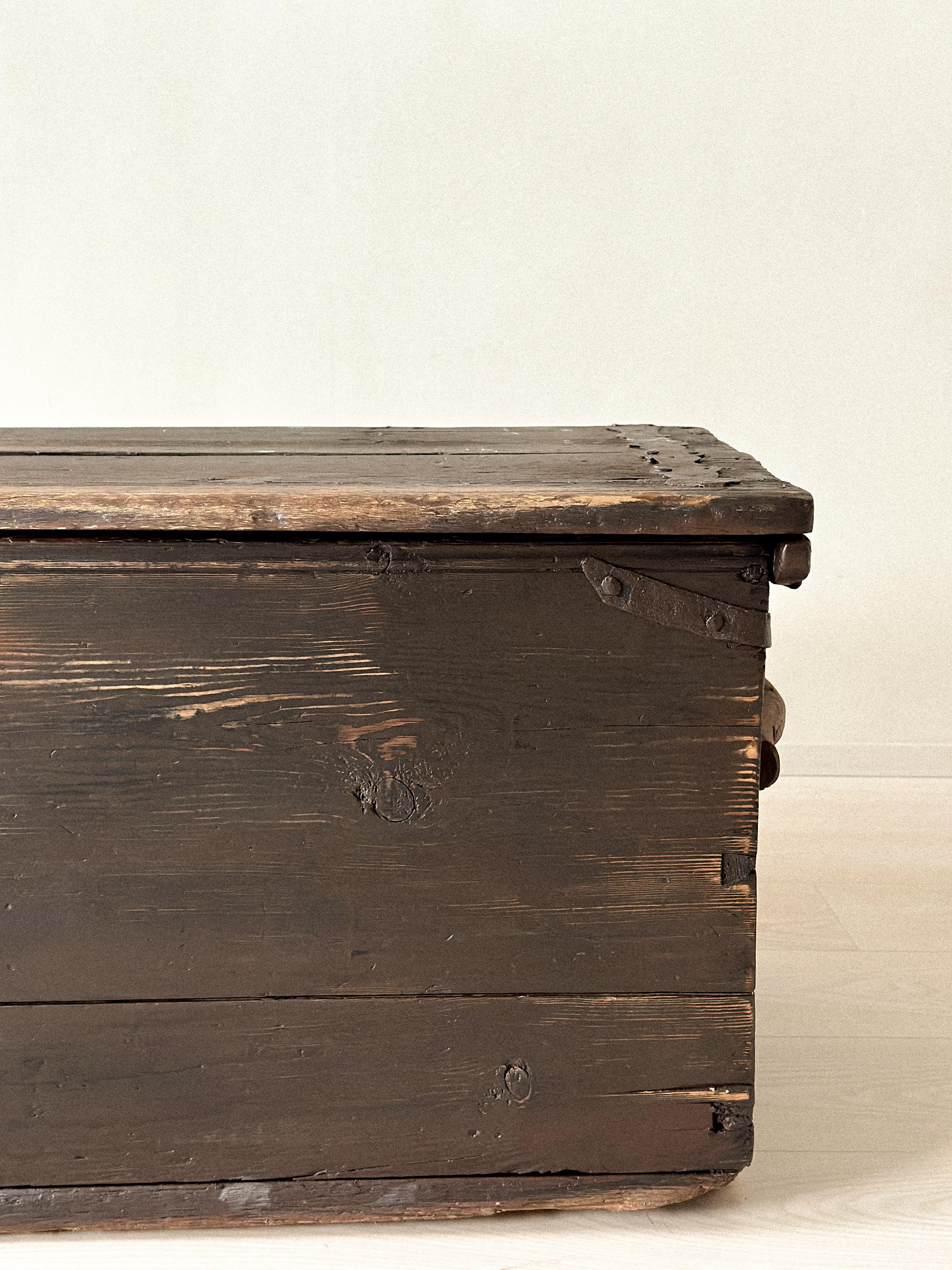 Ancienne commode scandinave Wabi Sabi, vers 1700 en vente 5