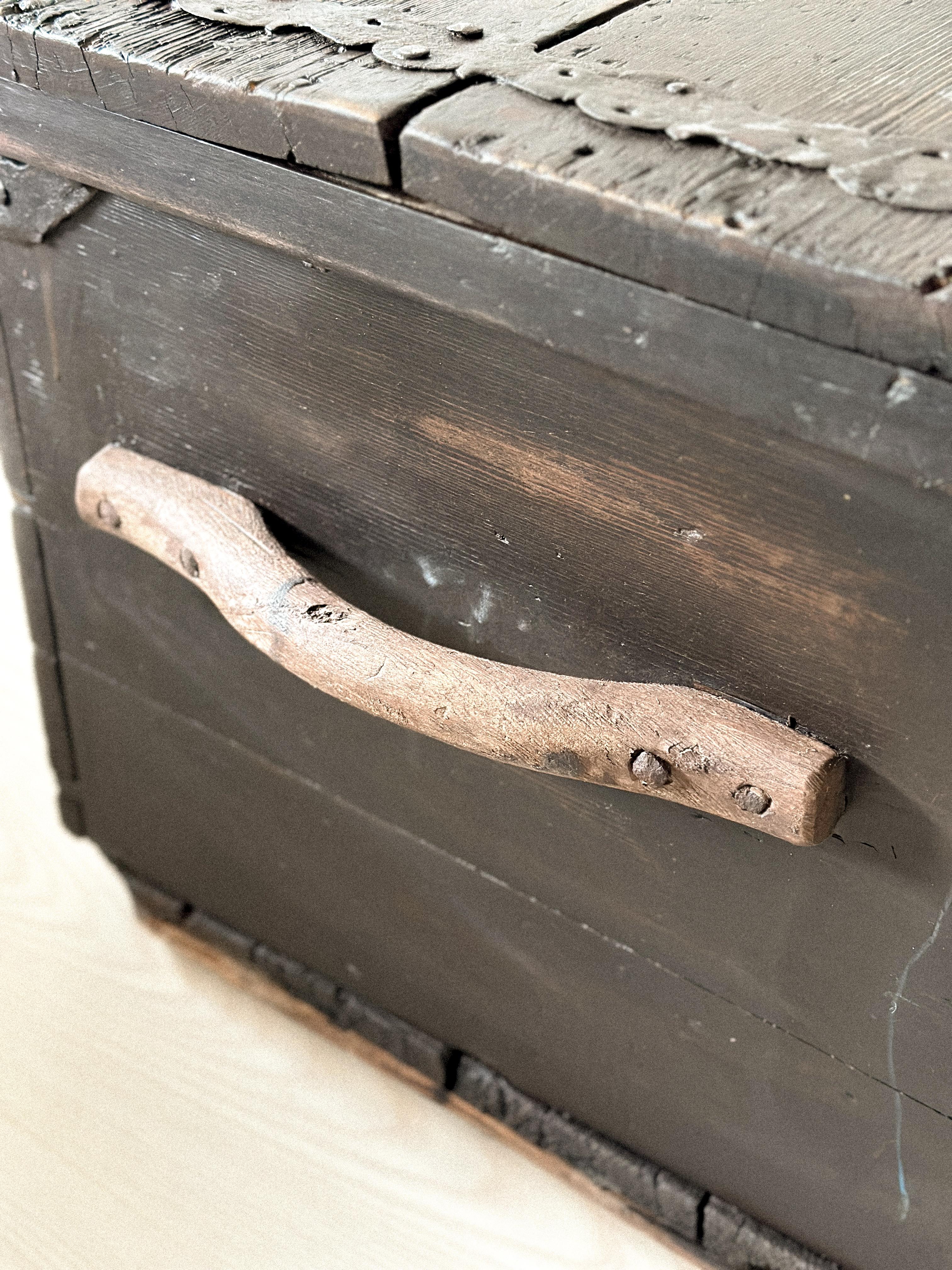 Ancienne commode scandinave Wabi Sabi, vers 1700 en vente 6