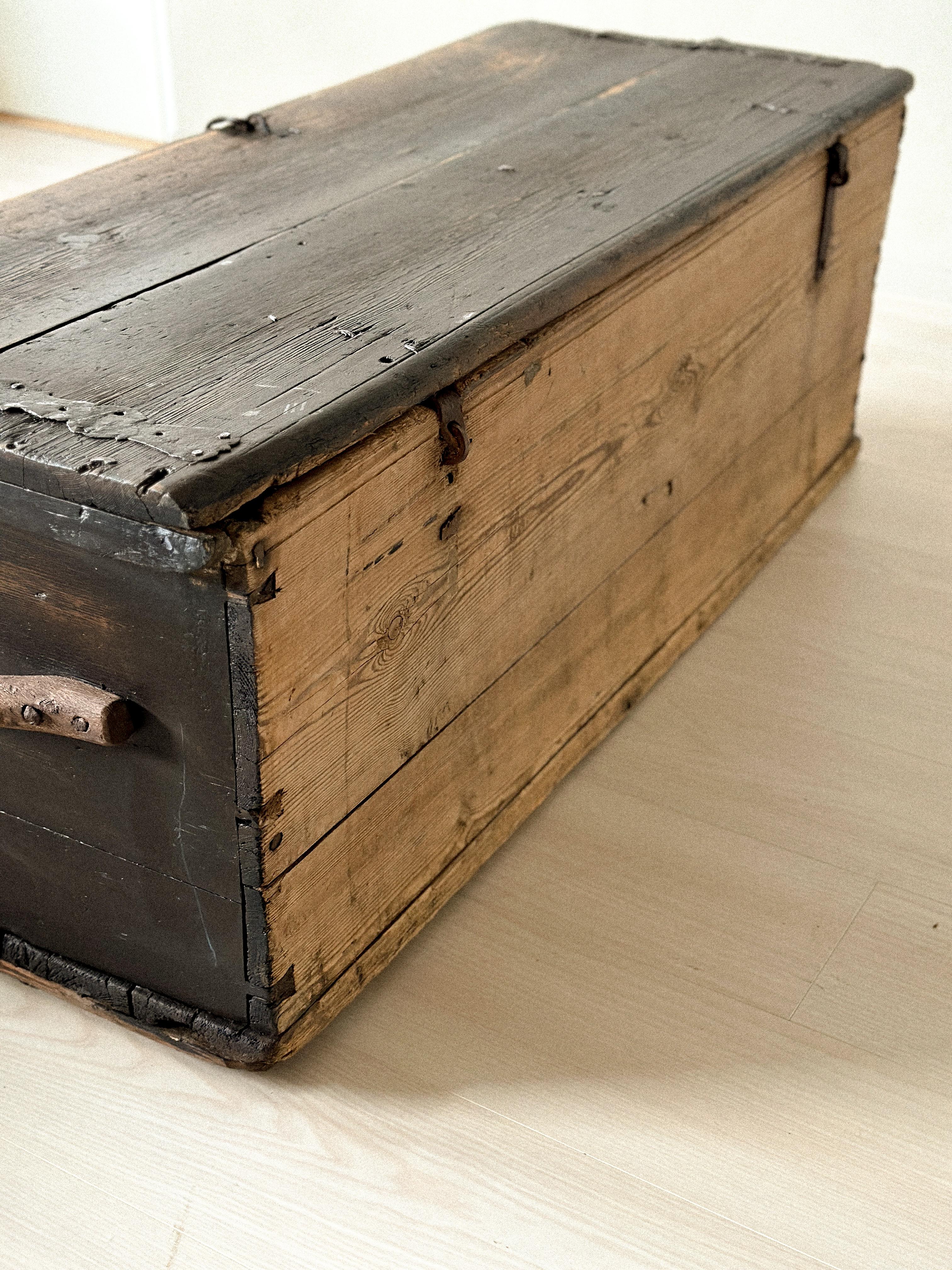 Ancienne commode scandinave Wabi Sabi, vers 1700 en vente 8